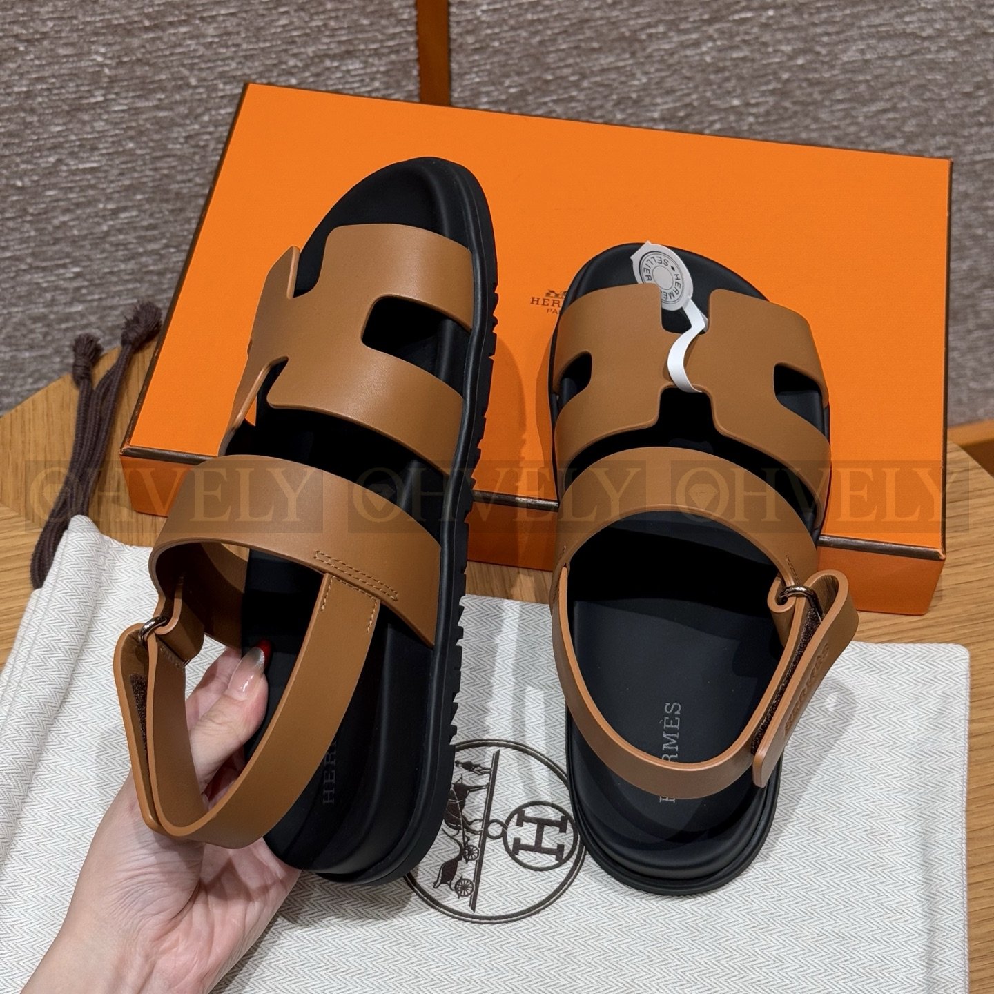 HERMÈS 에르메스 에제리 샌들 카프스킨 & 블랙 로버 솔 (Naturel) 상품 썸네일