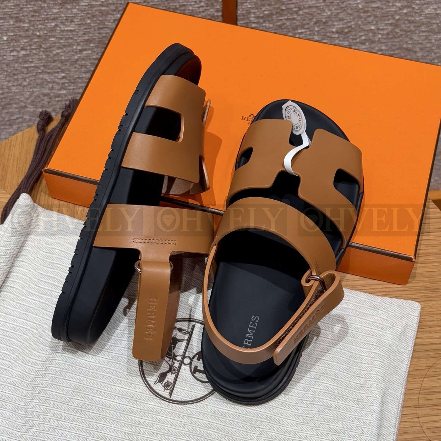 HERMÈS 에르메스 에제리 샌들 카프스킨 & 블랙 로버 솔 (Naturel) 상품 썸네일