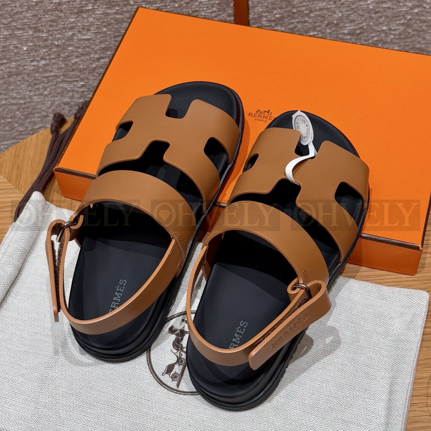 HERMÈS 에르메스 에제리 샌들 카프스킨 & 블랙 로버 솔 (Naturel) 상품 썸네일