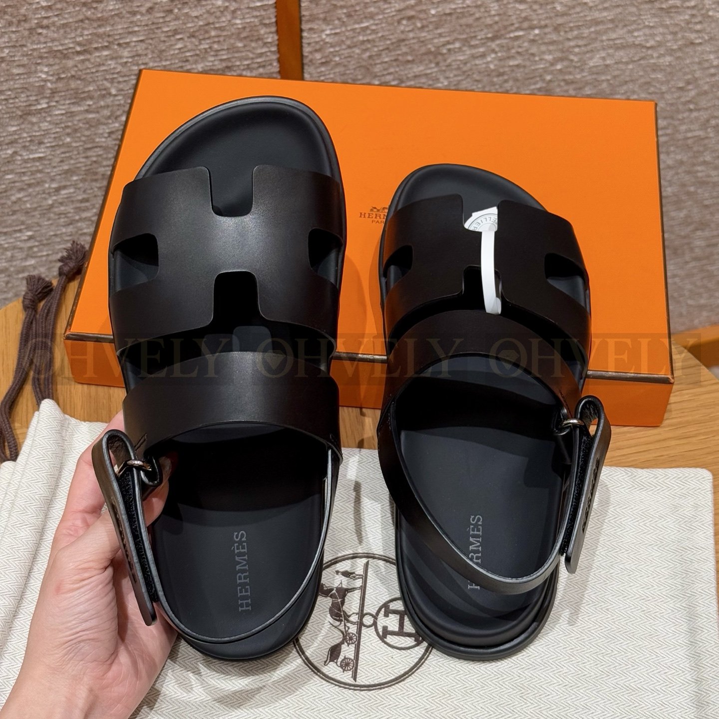 HERMÈS 에르메스 에제리 샌들 카프스킨 & 블랙 로버 솔 (Noir) 상품 썸네일
