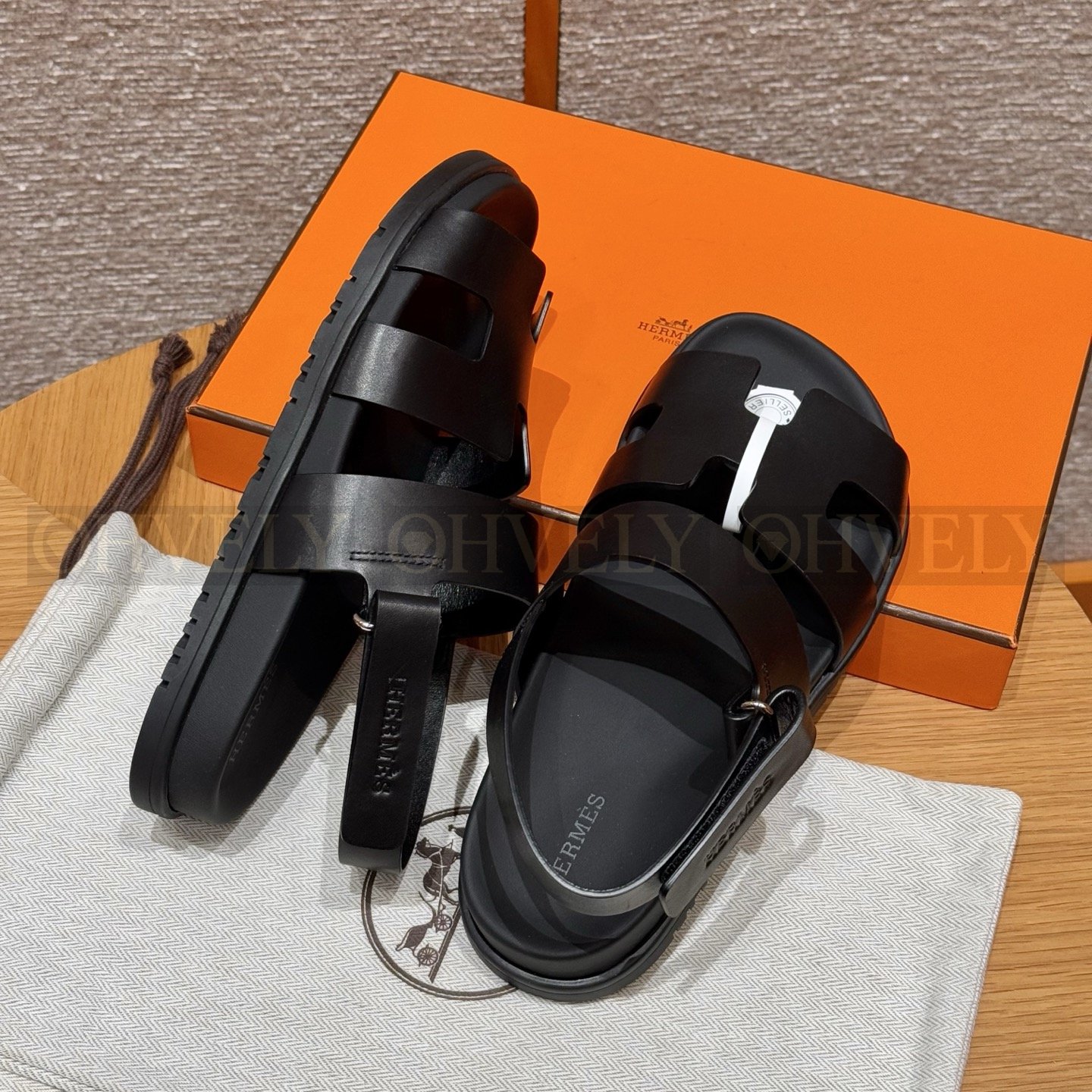 HERMÈS 에르메스 에제리 샌들 카프스킨 & 블랙 로버 솔 (Noir) 상품 썸네일