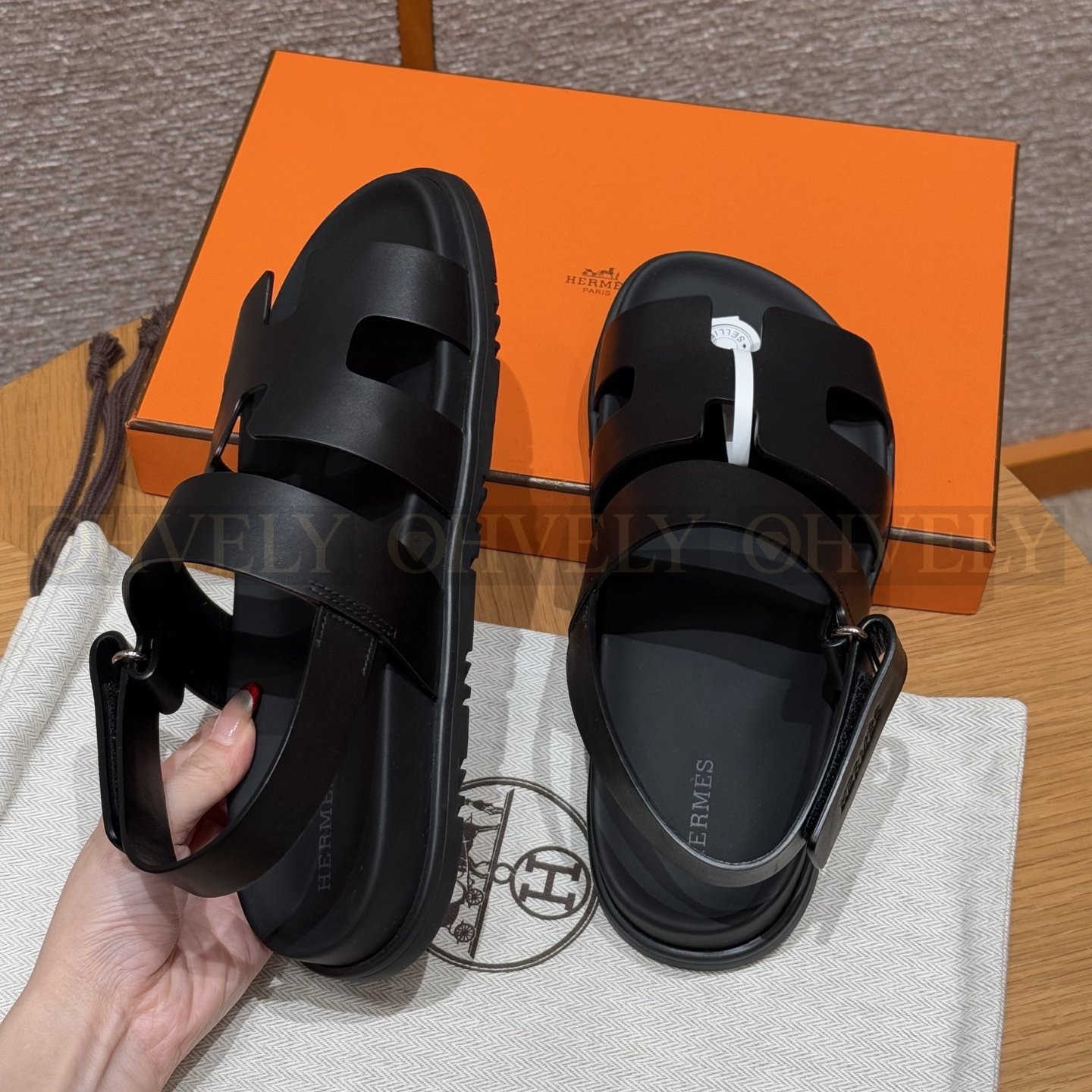 HERMÈS 에르메스 에제리 샌들 카프스킨 & 블랙 로버 솔 (Noir) 상품 썸네일