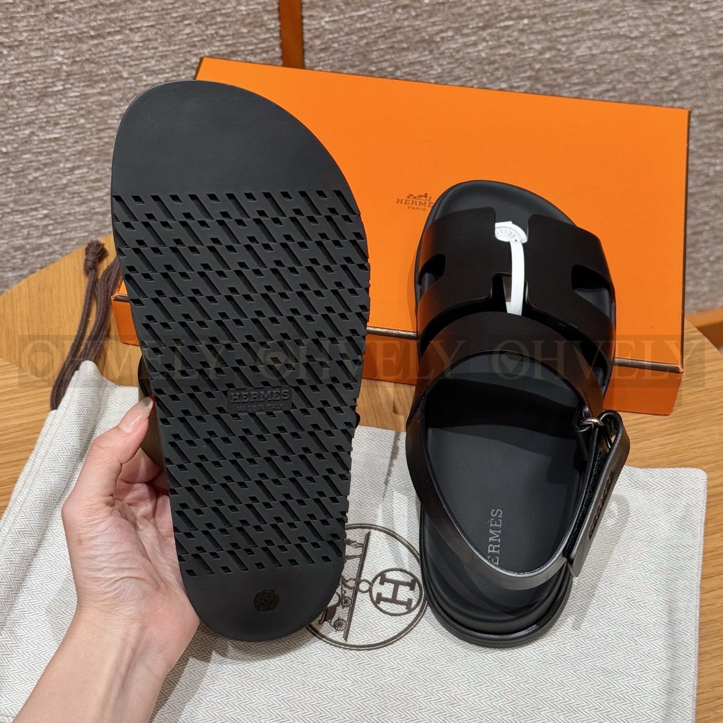 HERMÈS 에르메스 에제리 샌들 카프스킨 & 블랙 로버 솔 (Noir) 상품 썸네일