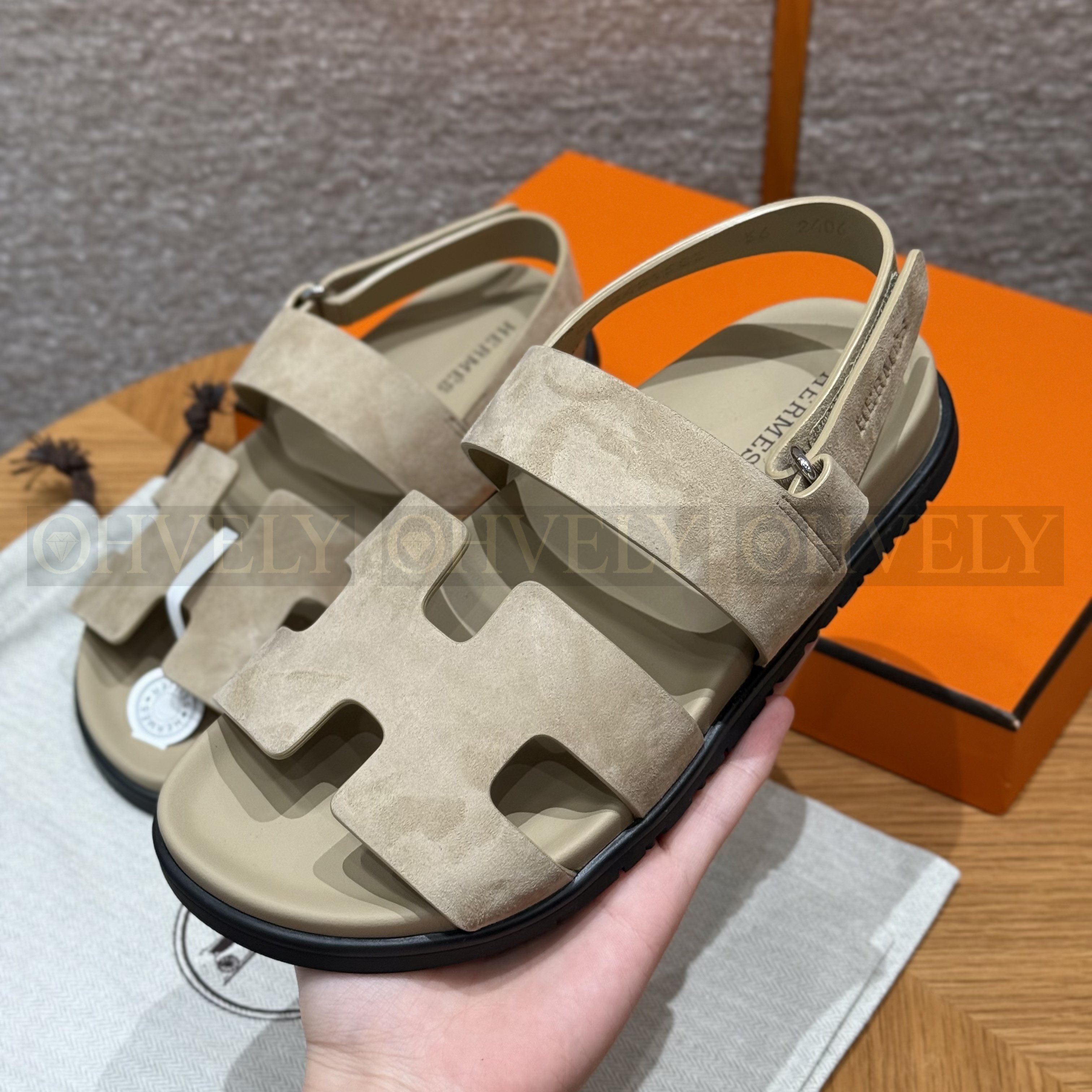 HERMÈS 에르메스 에제리 샌들 카프스킨 & 블랙 로버 솔 (Blanc) 상품 썸네일