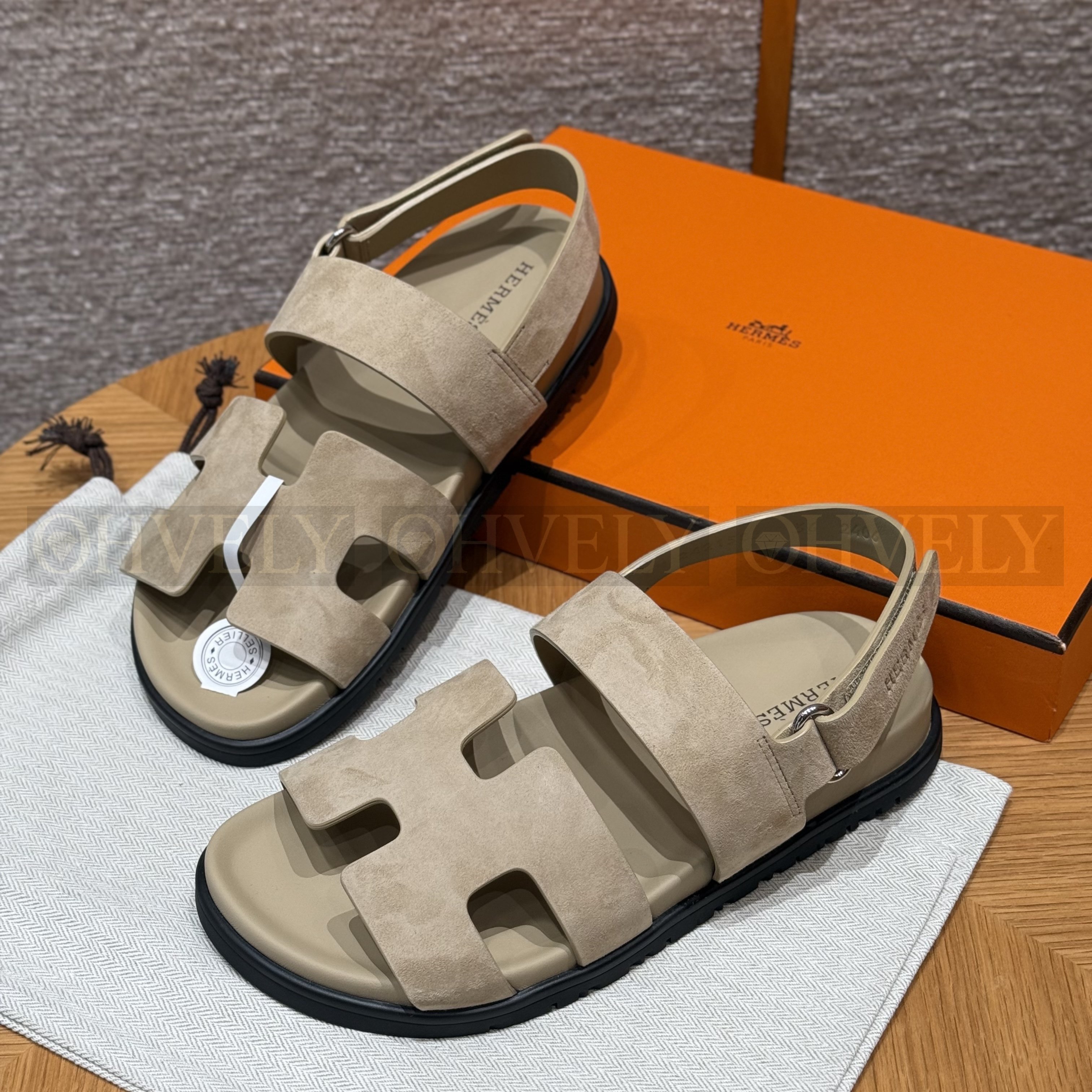 HERMÈS 에르메스 에제리 샌들 카프스킨 & 블랙 로버 솔 (Blanc) 상품 썸네일