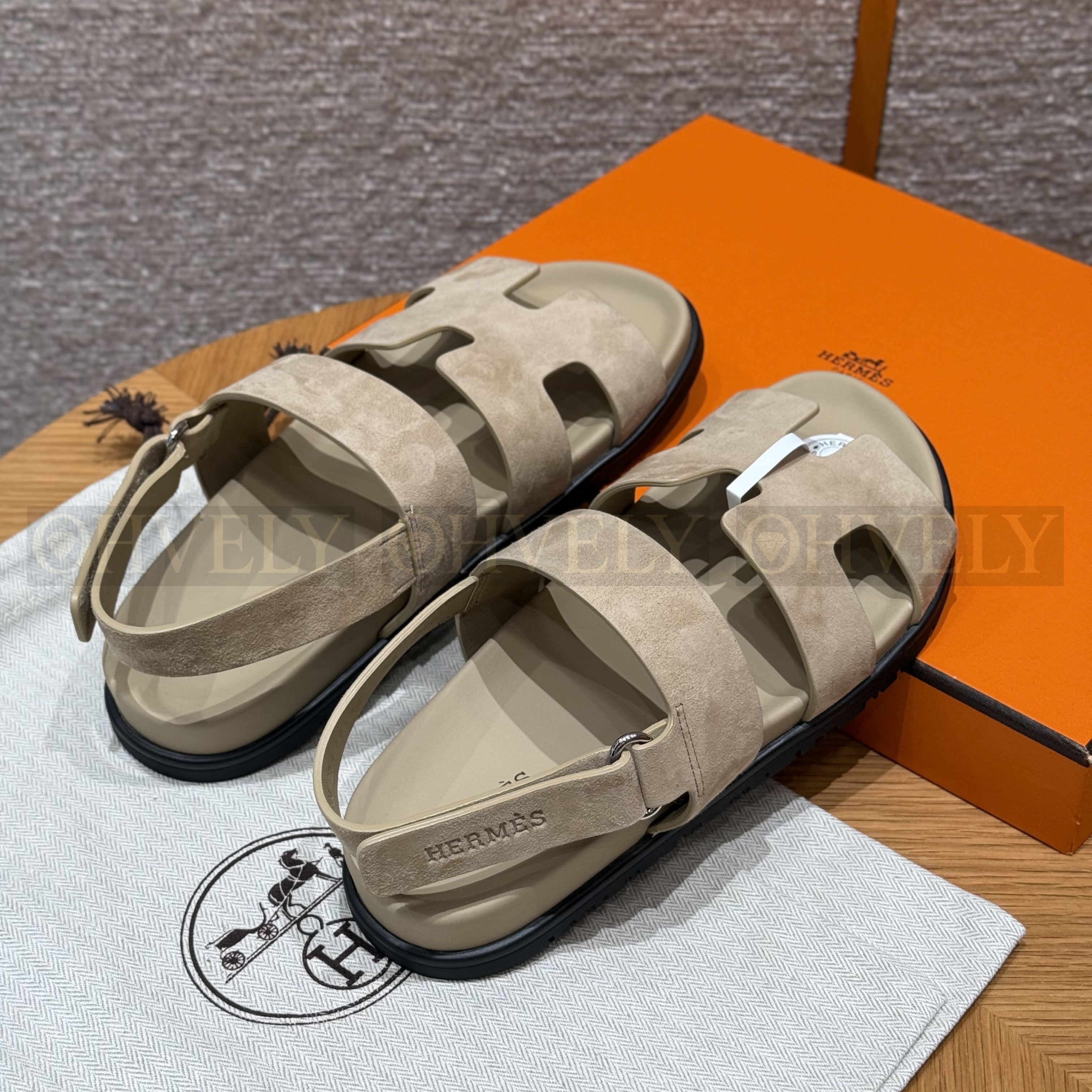 HERMÈS 에르메스 에제리 샌들 카프스킨 & 블랙 로버 솔 (Blanc) 상품 썸네일
