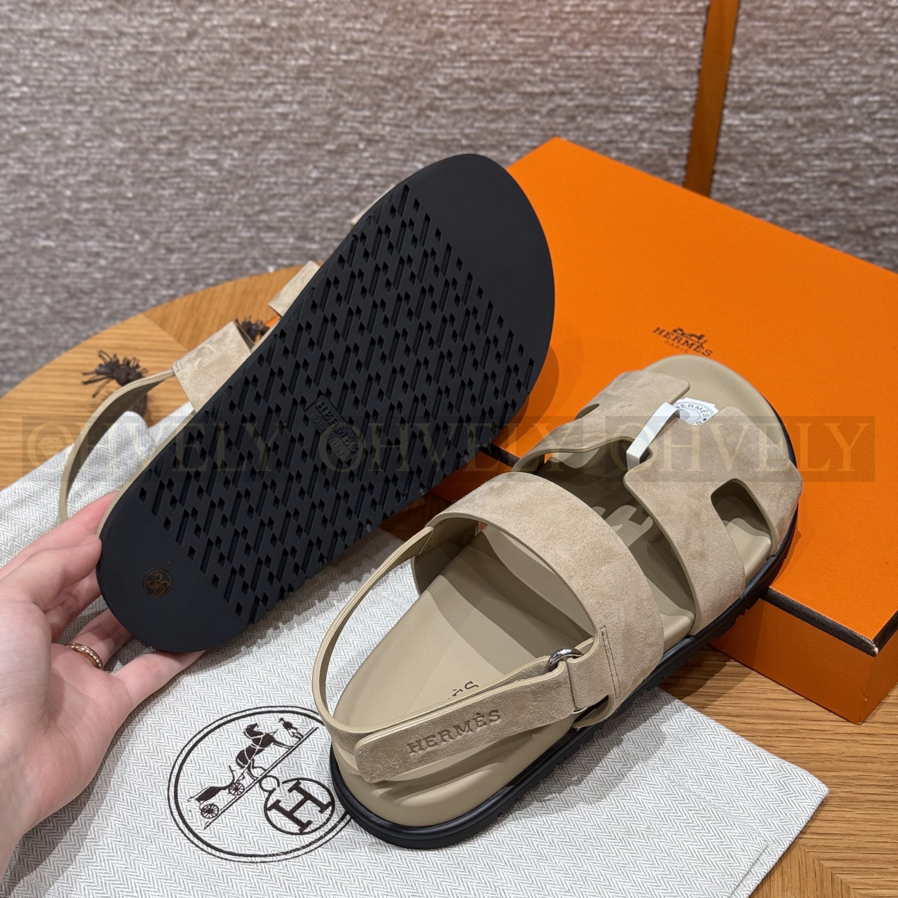 HERMÈS 에르메스 에제리 샌들 카프스킨 & 블랙 로버 솔 (Blanc) 상품 썸네일