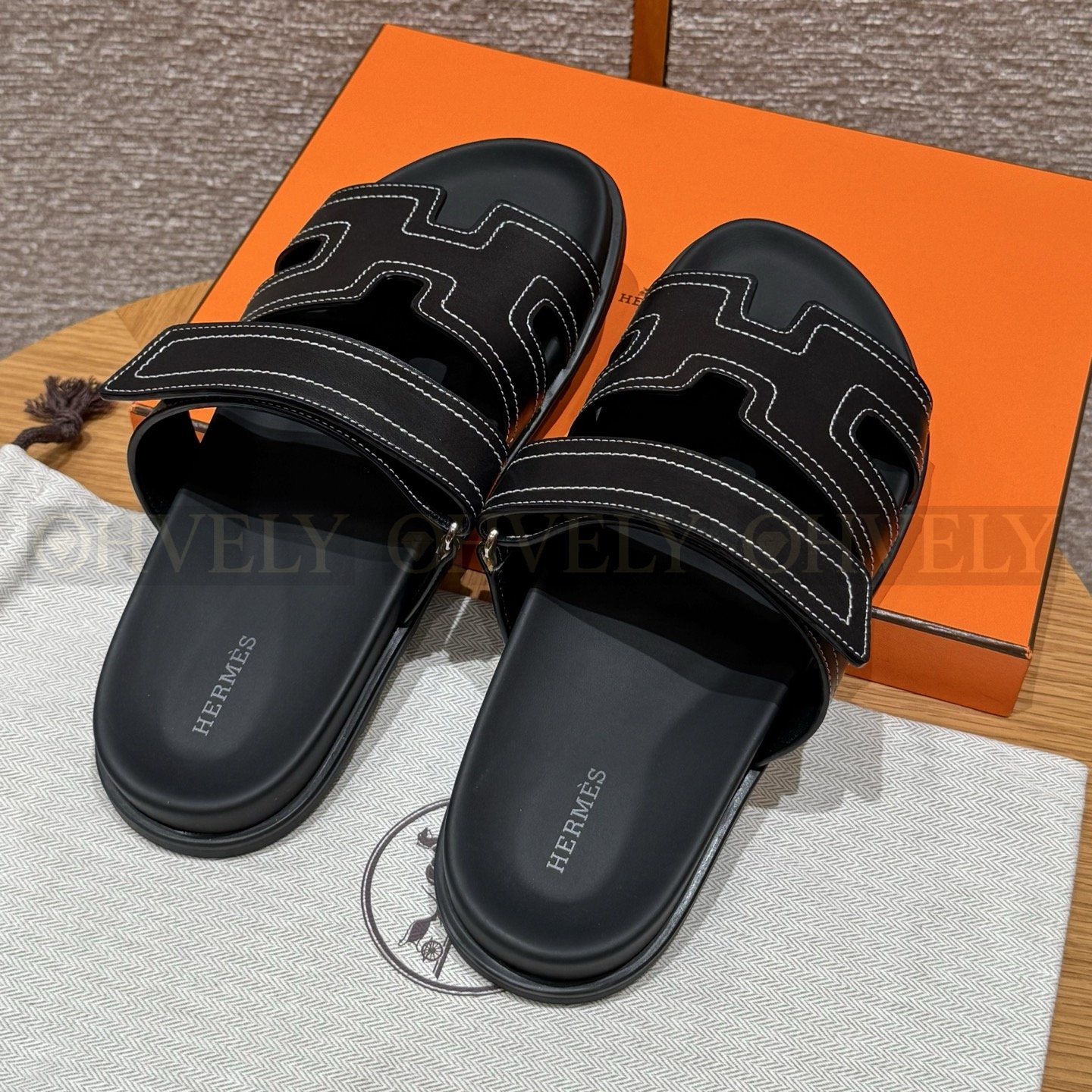 HERMÈS 에르메스 칩레 샌들 박스 카프스킨 & 블랙 로버 솔 (Black) 상품 썸네일