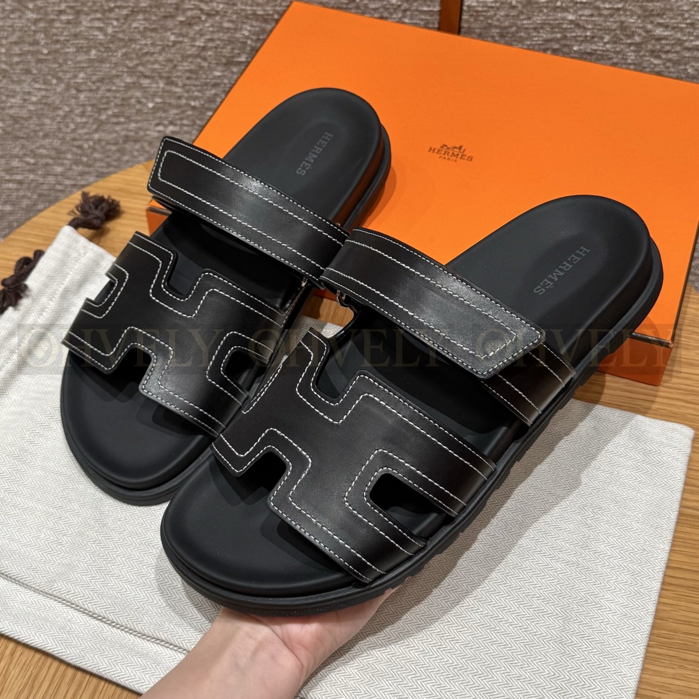 HERMÈS 에르메스 칩레 샌들 박스 카프스킨 & 블랙 로버 솔 (Black) 상품 썸네일