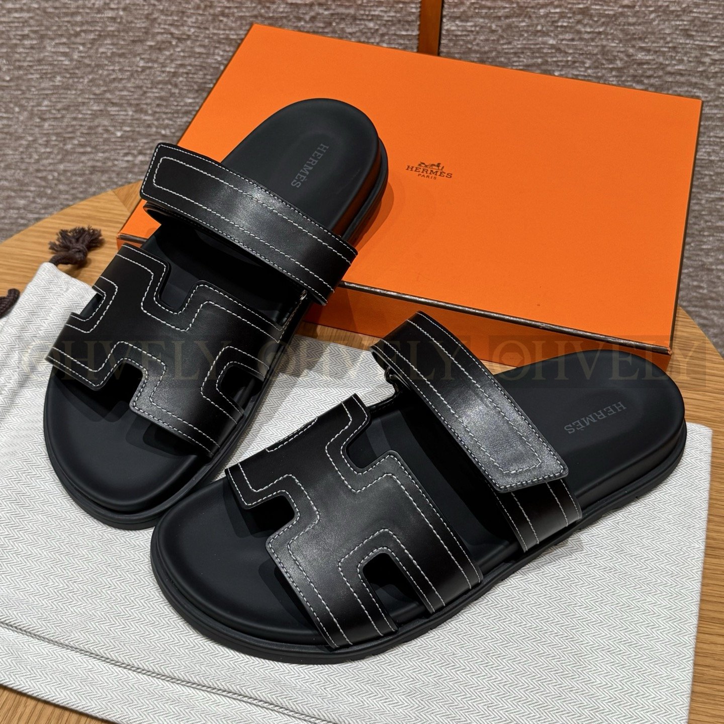 HERMÈS 에르메스 칩레 샌들 박스 카프스킨 & 블랙 로버 솔 (Black) 상품 썸네일