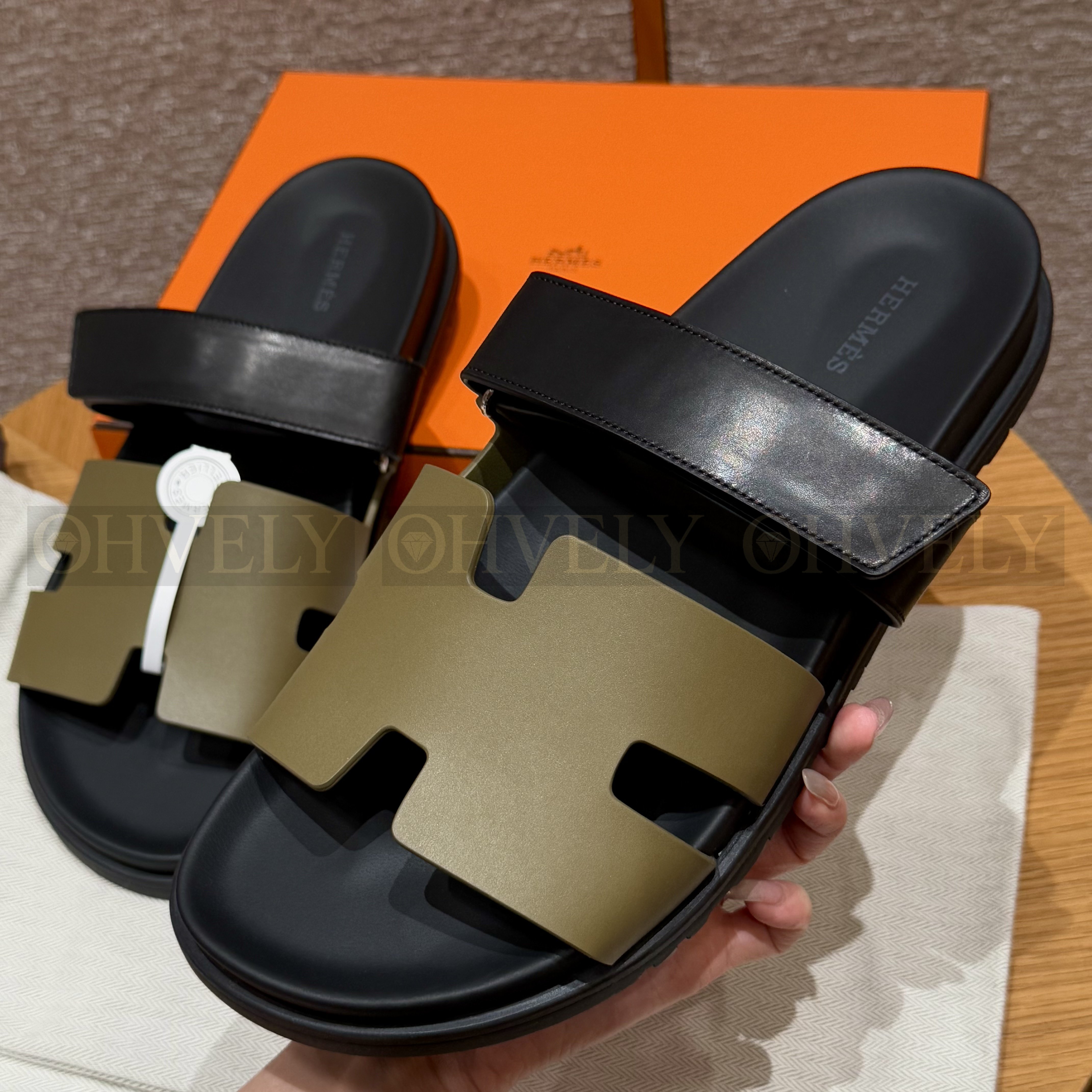 HERMÈS 에르메스 칩레 샌들 카프스킨 & 블랙 로버 솔 (Kaki / Noir) 상품 썸네일