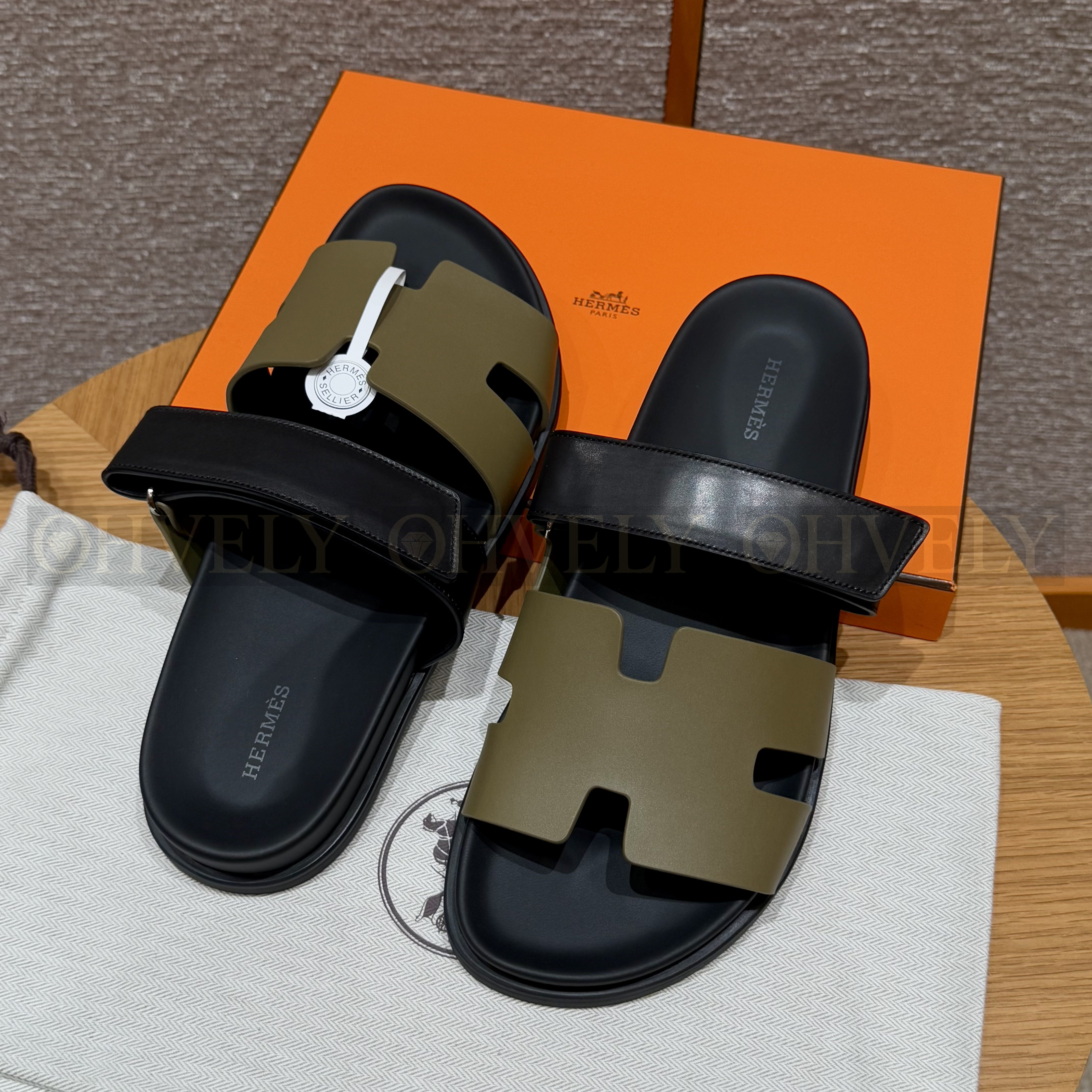 HERMÈS 에르메스 칩레 샌들 카프스킨 & 블랙 로버 솔 (Kaki / Noir) 상품 썸네일