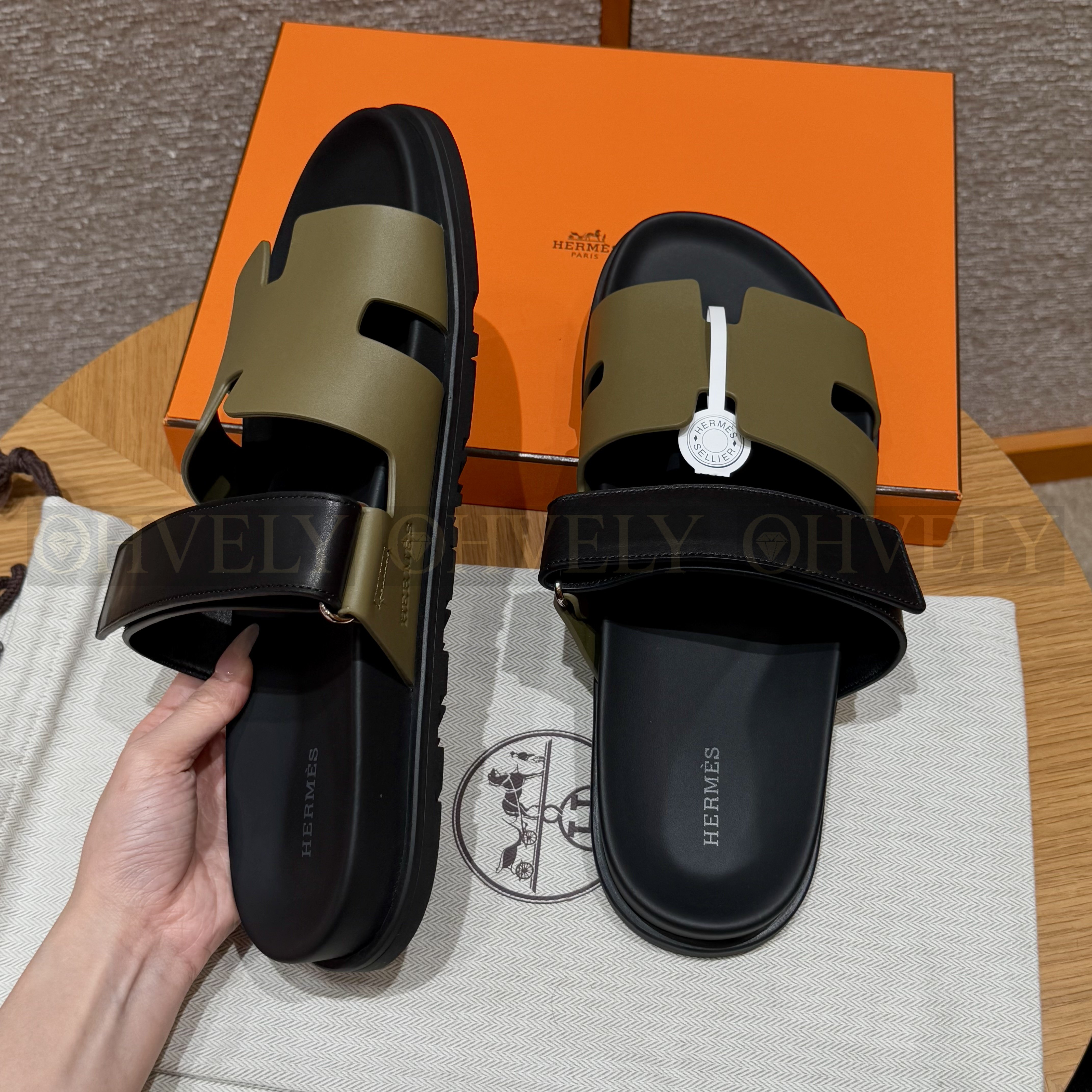 HERMÈS 에르메스 칩레 샌들 카프스킨 & 블랙 로버 솔 (Kaki / Noir) 상품 썸네일