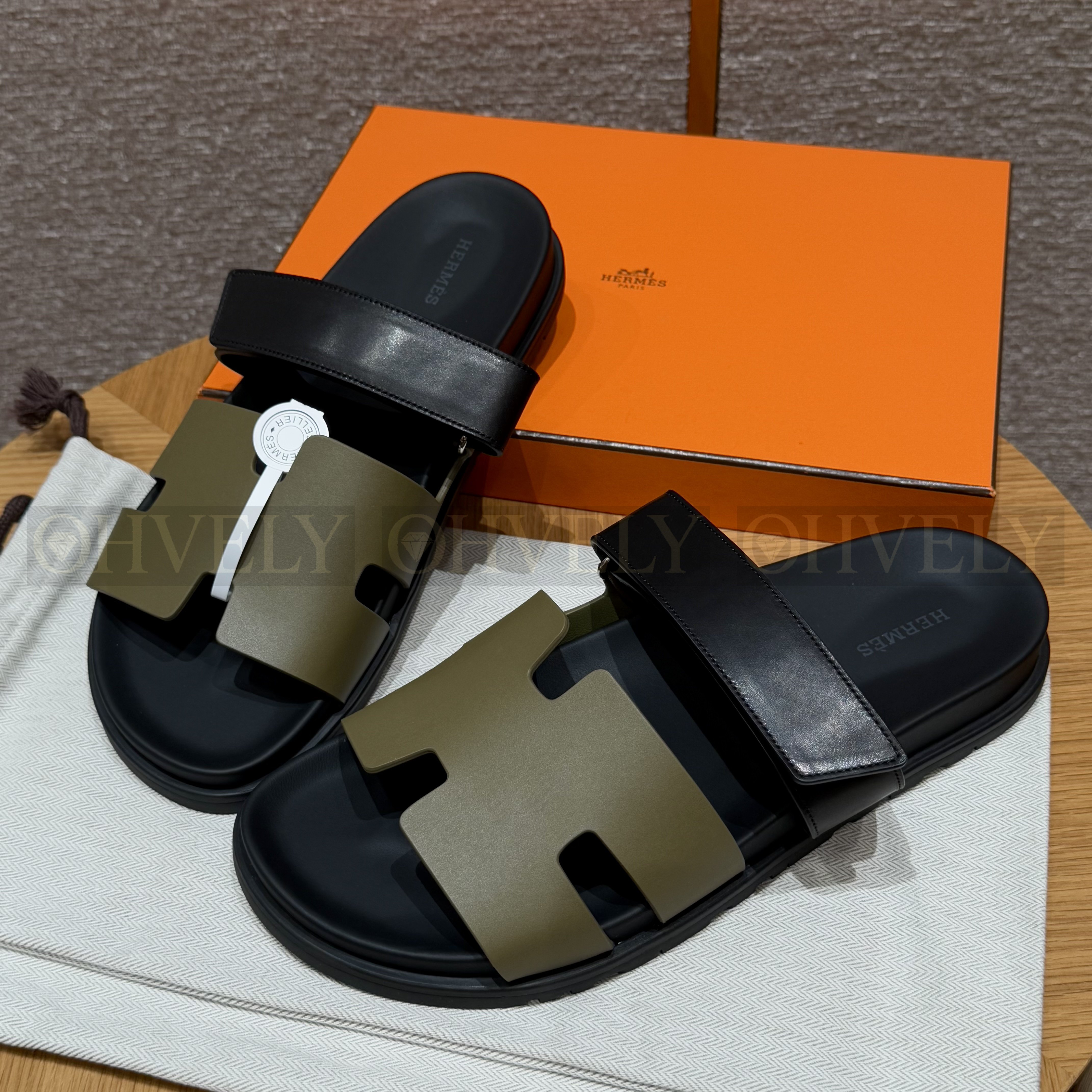 HERMÈS 에르메스 칩레 샌들 카프스킨 & 블랙 로버 솔 (Kaki / Noir) 상품 썸네일