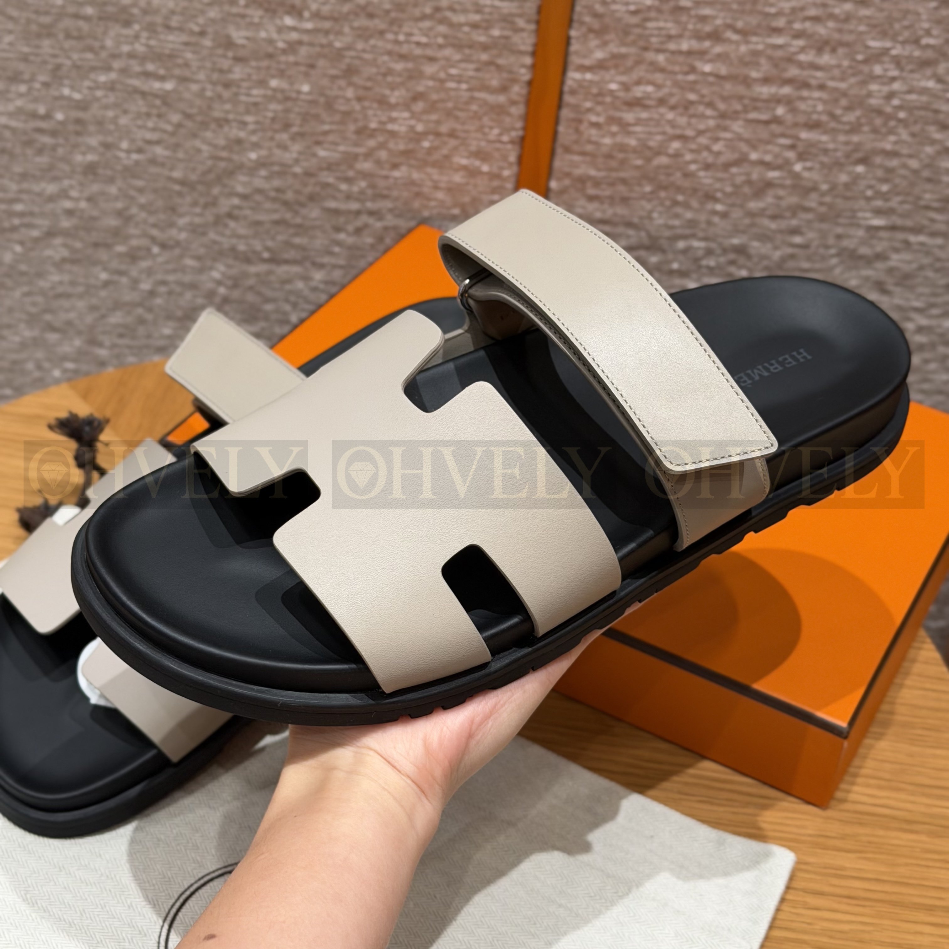 HERMÈS 에르메스 칩레 샌들 박스 카프스킨 & 블랙 로버 솔 (Pebble Beige) 상품 썸네일