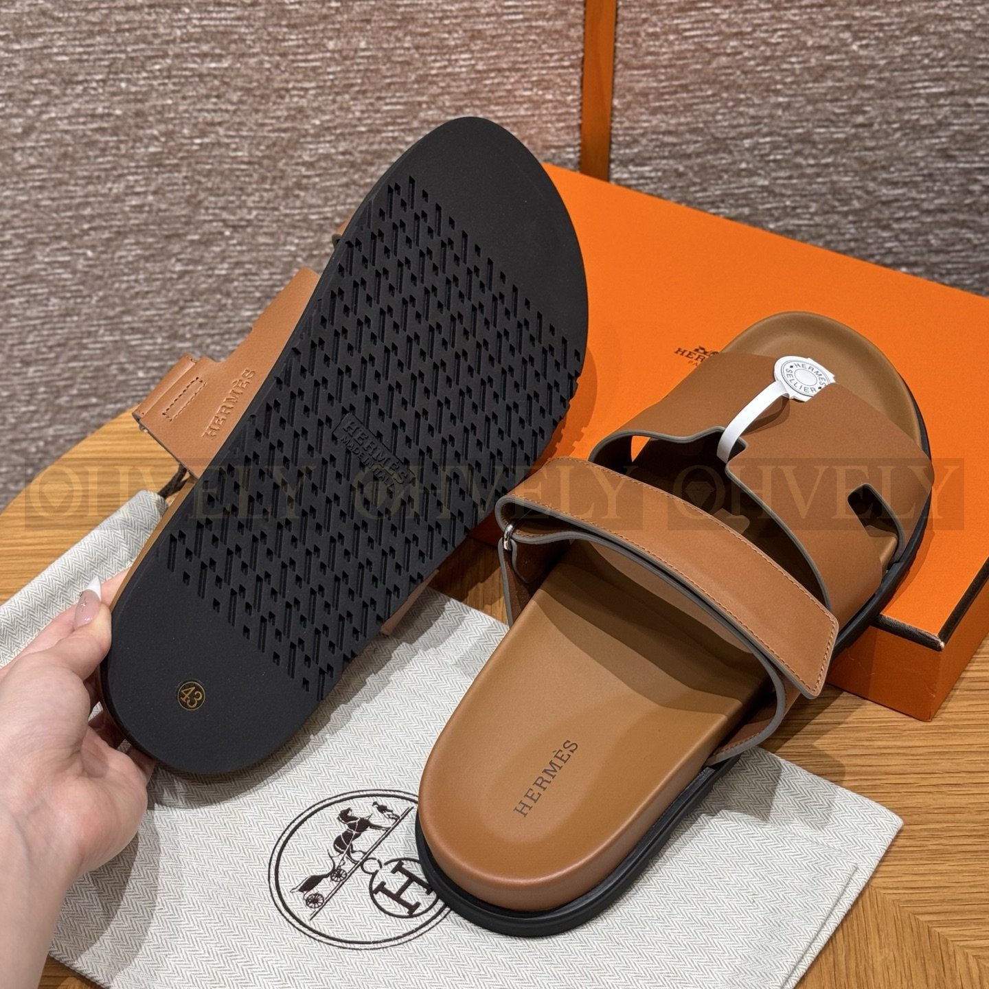 HERMÈS 에르메스 칩레 샌들 박스 카프스킨 & 블랙 로버 솔 (Naturel) 상품 썸네일