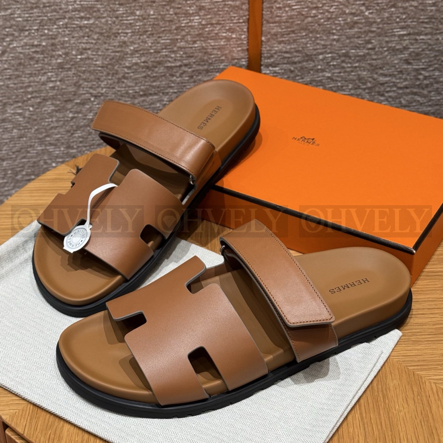 HERMÈS 에르메스 칩레 샌들 박스 카프스킨 & 블랙 로버 솔 (Naturel) 상품 썸네일