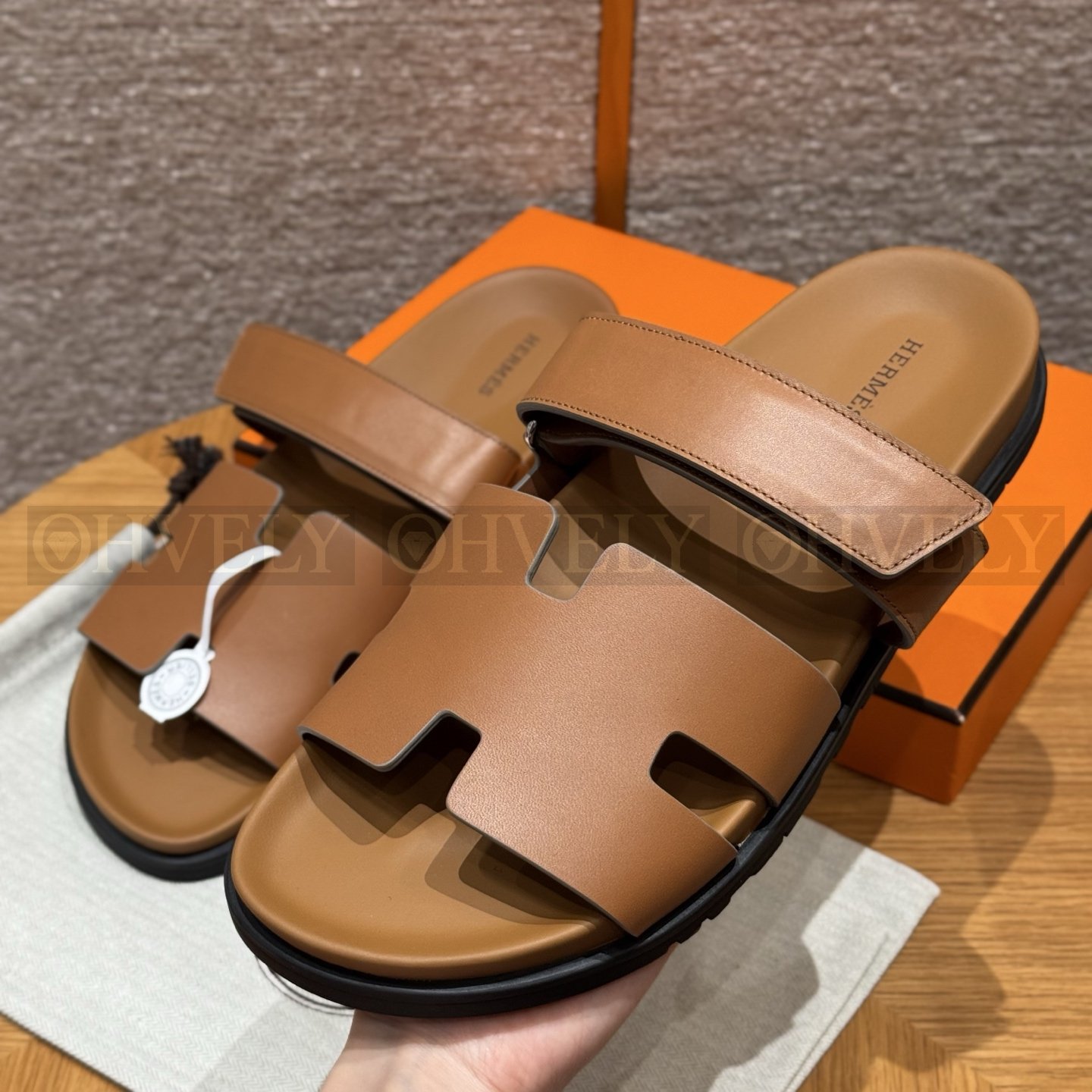HERMÈS 에르메스 칩레 샌들 박스 카프스킨 & 블랙 로버 솔 (Naturel) 상품 썸네일