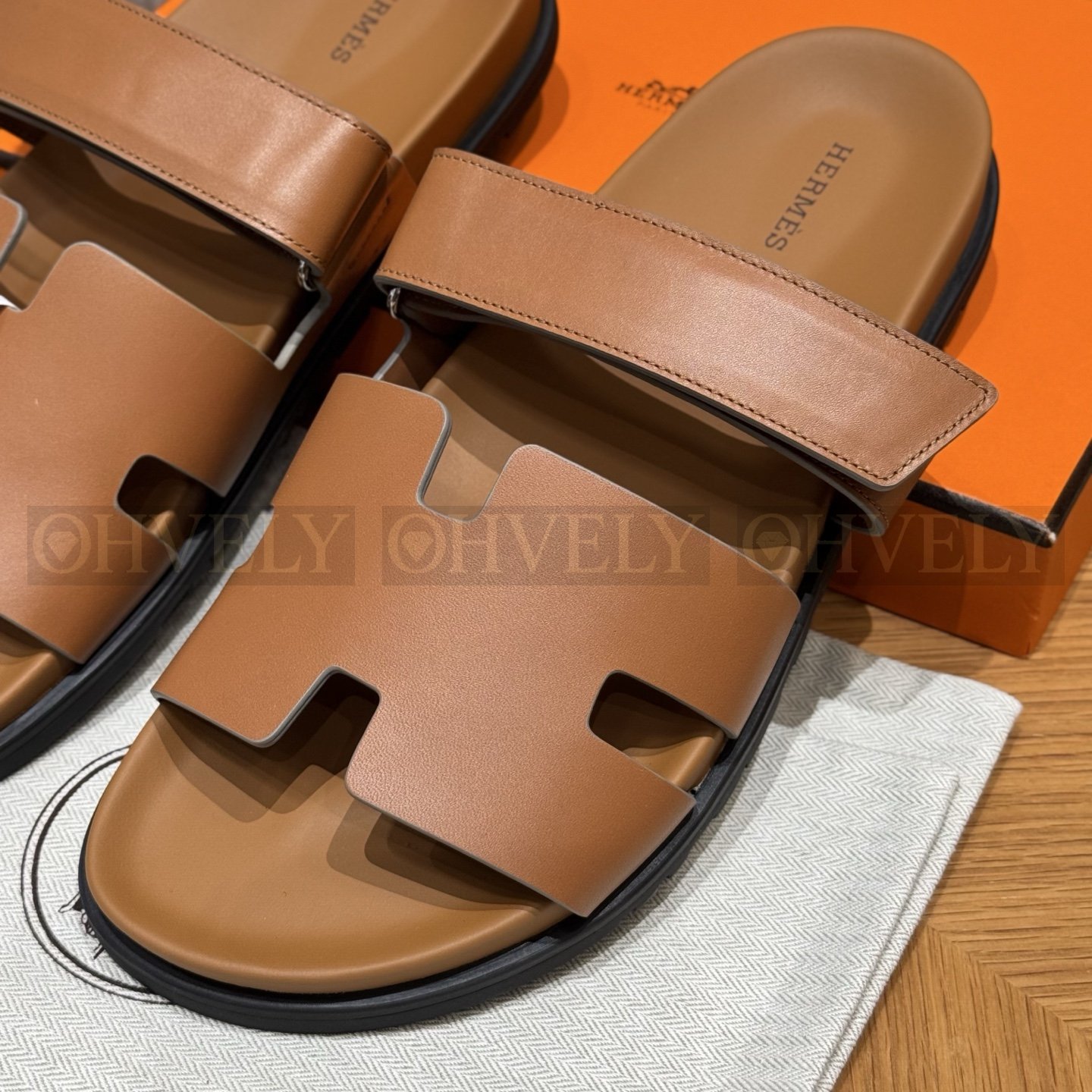 HERMÈS 에르메스 칩레 샌들 박스 카프스킨 & 블랙 로버 솔 (Naturel) 상품 썸네일
