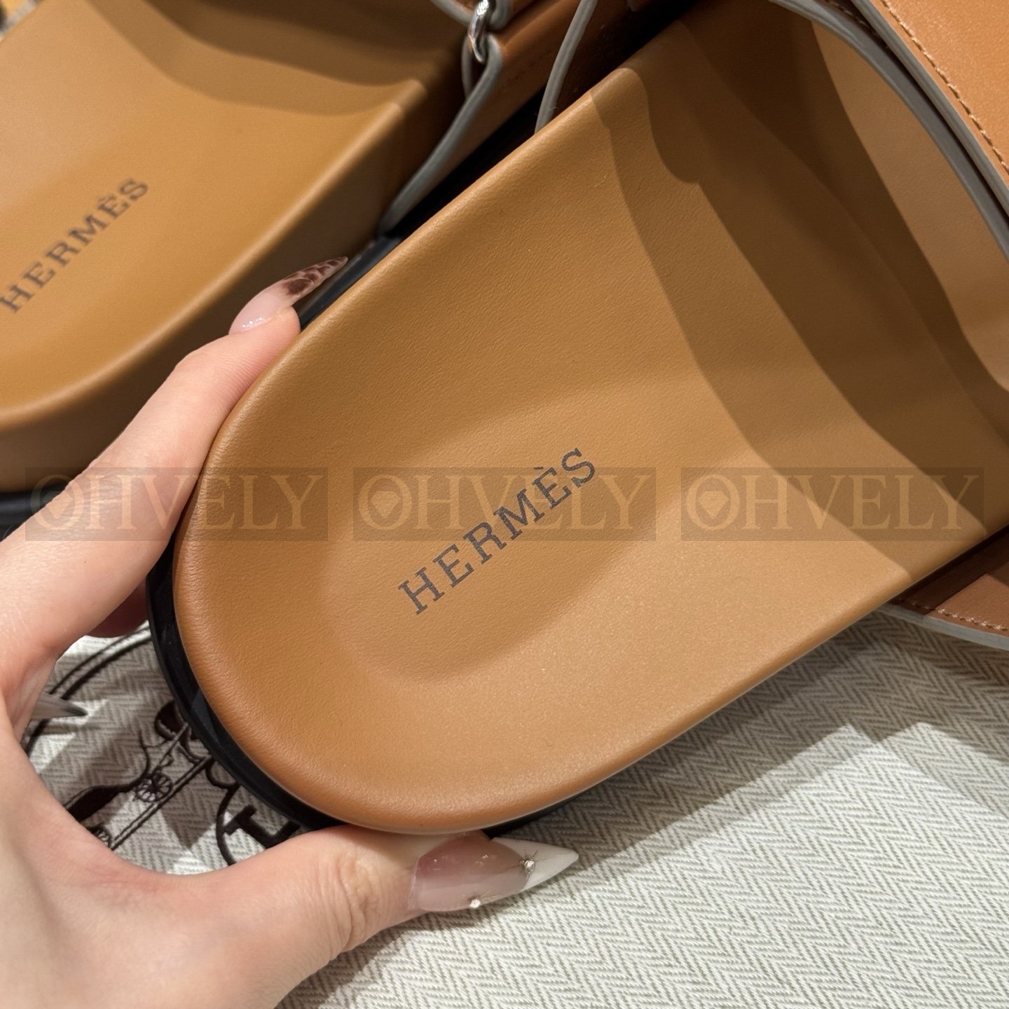 HERMÈS 에르메스 칩레 샌들 박스 카프스킨 & 블랙 로버 솔 (Naturel) 상품 썸네일