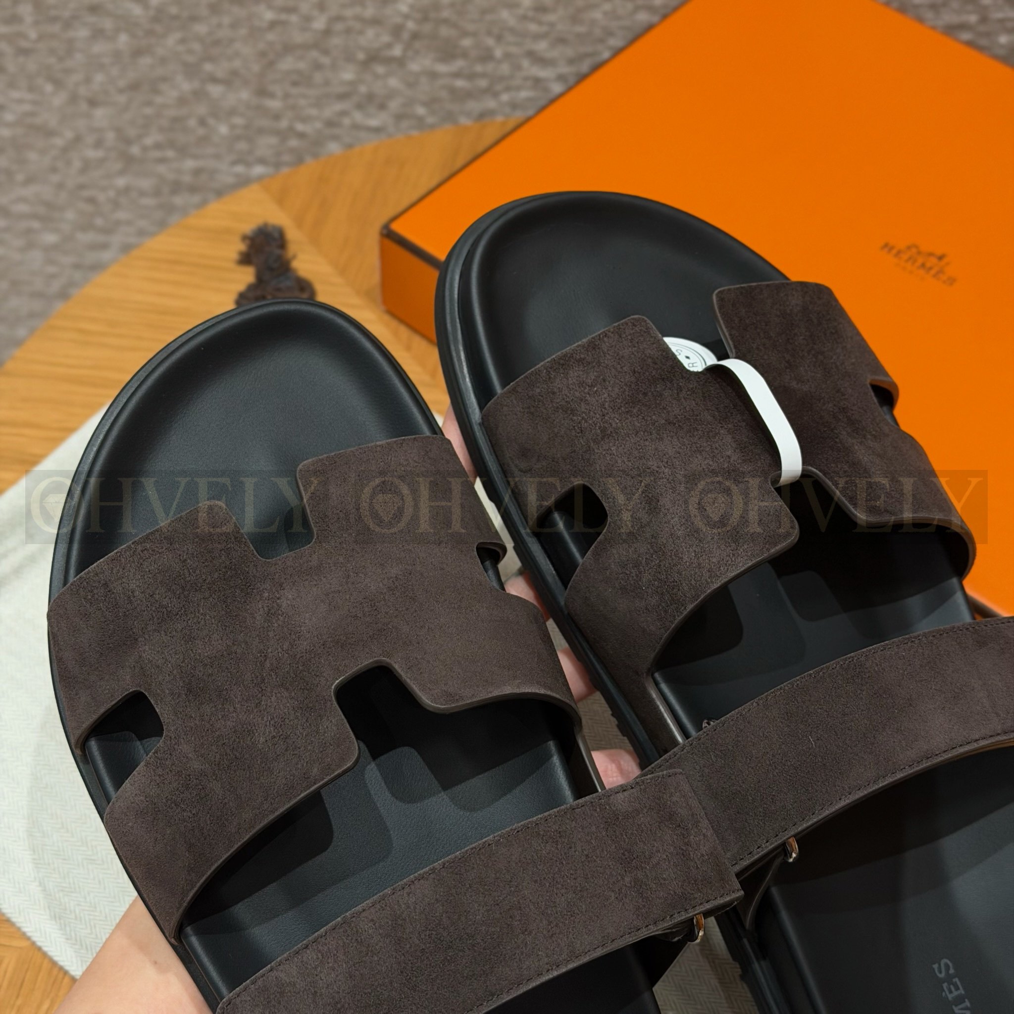 HERMÈS 에르메스 치프레 샌들 샤무아 카프스킨 & 블랙 로버 솔 (Ebène) 상품 썸네일