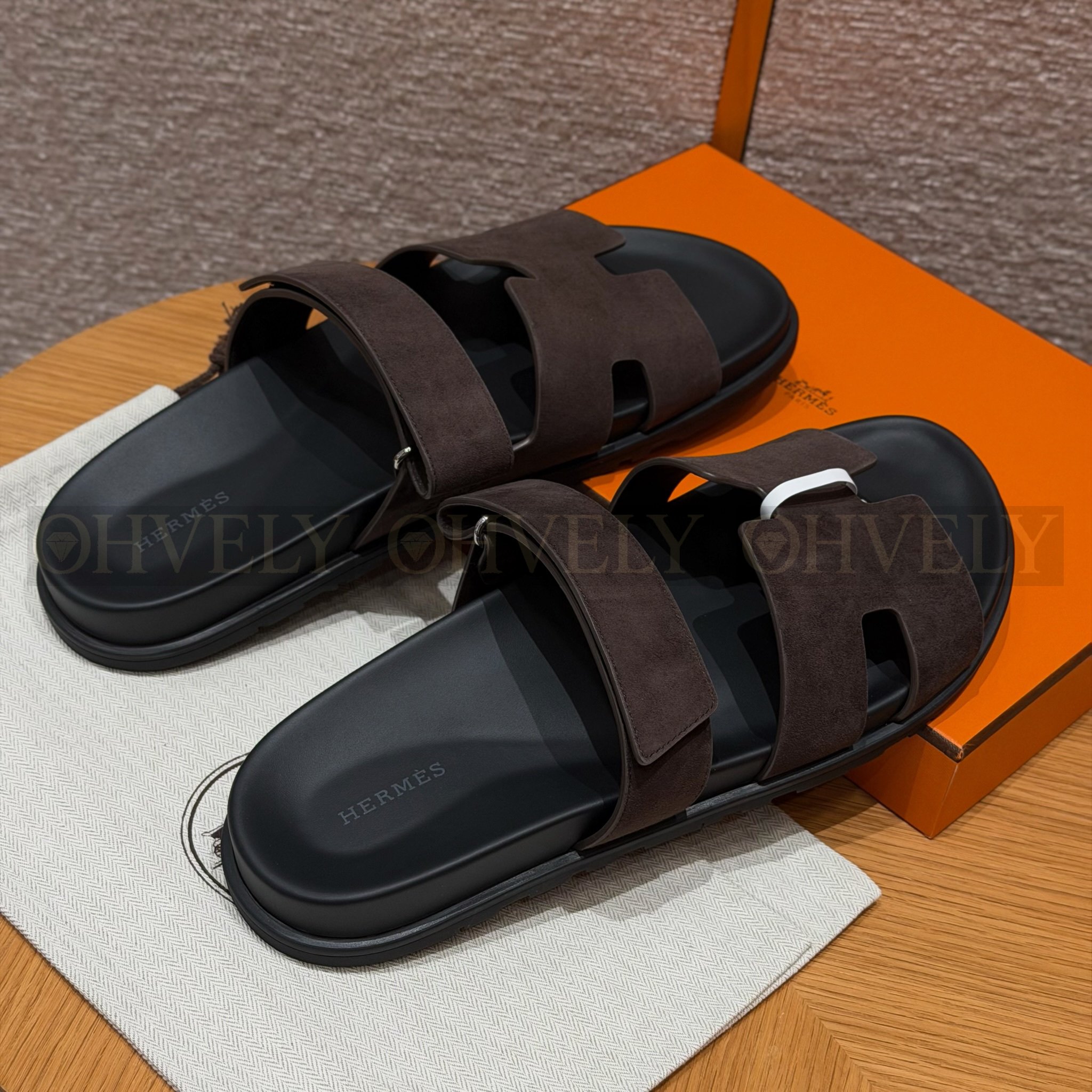 HERMÈS 에르메스 치프레 샌들 샤무아 카프스킨 & 블랙 로버 솔 (Ebène) 상품 썸네일
