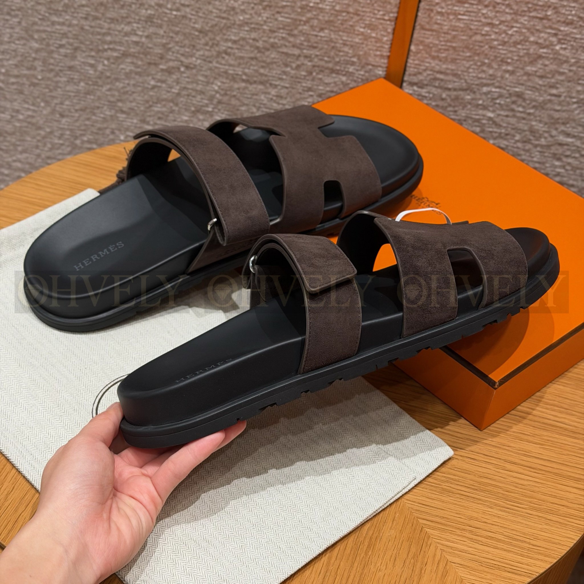HERMÈS 에르메스 치프레 샌들 샤무아 카프스킨 & 블랙 로버 솔 (Ebène) 상품 썸네일