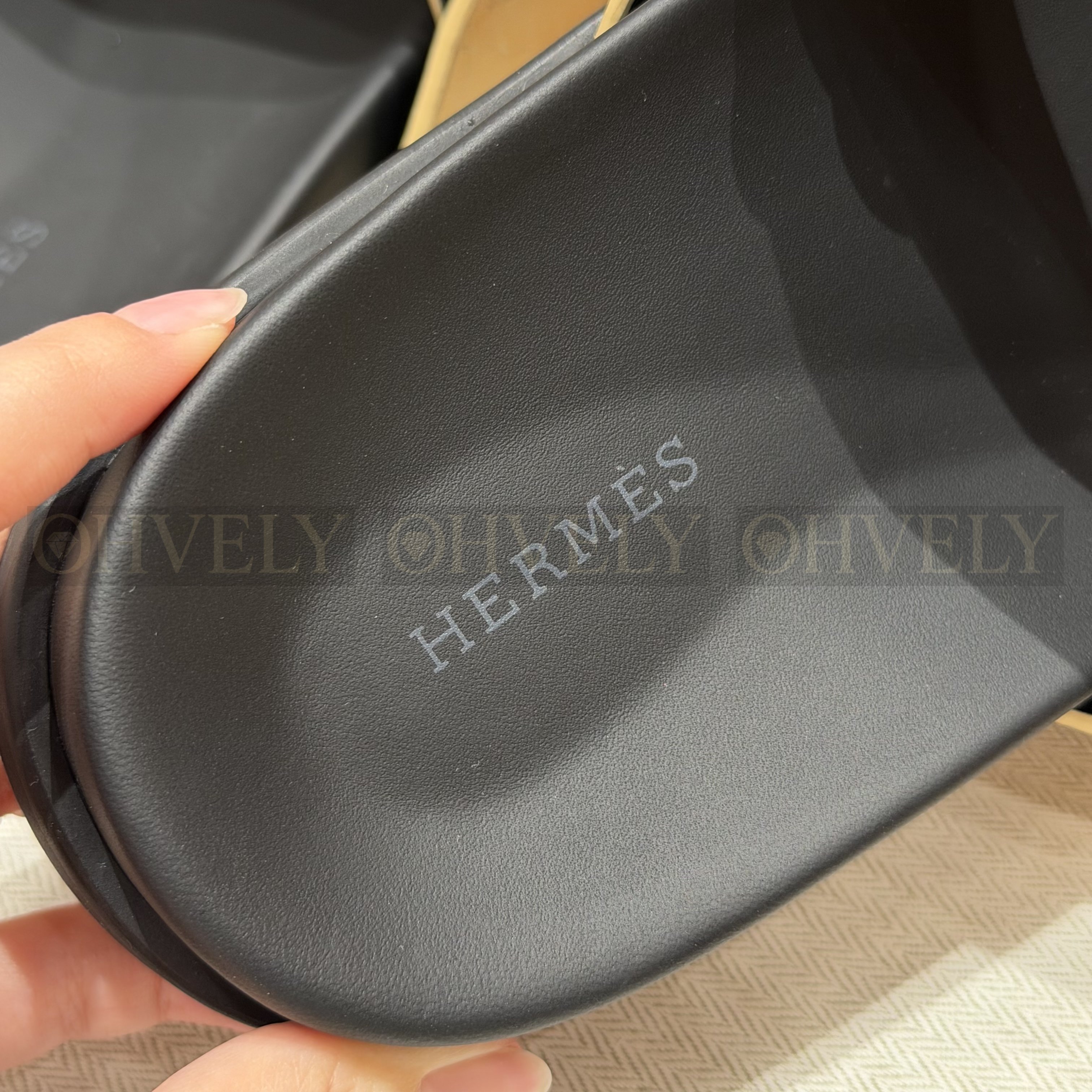 HERMÈS 에르메스 치프레 샌들 매트 엘리게이터 & 블랙 로버 솔 (Jaune de Naples) 상품 썸네일