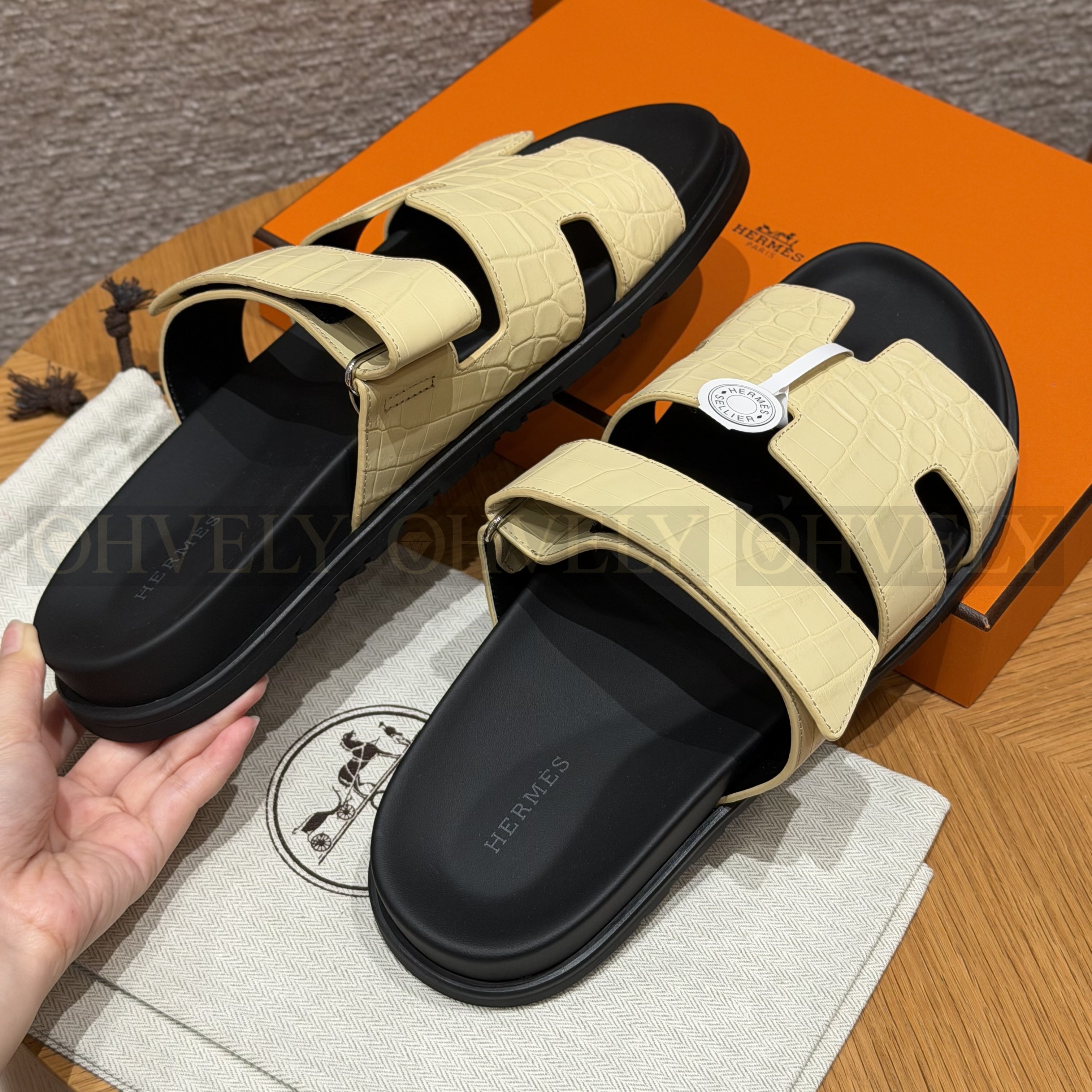 HERMÈS 에르메스 치프레 샌들 매트 엘리게이터 & 블랙 로버 솔 (Jaune de Naples) 상품 썸네일