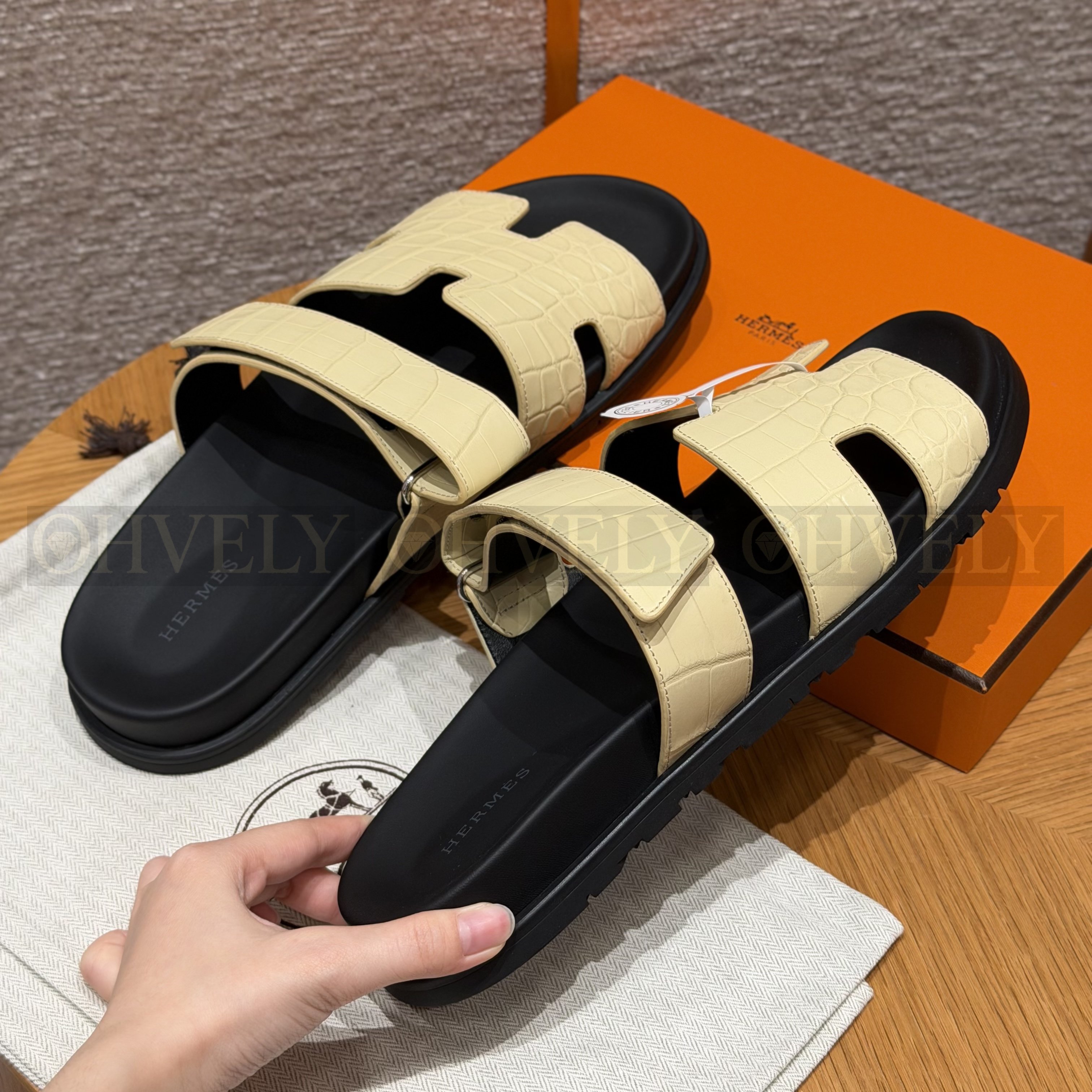 HERMÈS 에르메스 치프레 샌들 매트 엘리게이터 & 블랙 로버 솔 (Jaune de Naples) 상품 썸네일