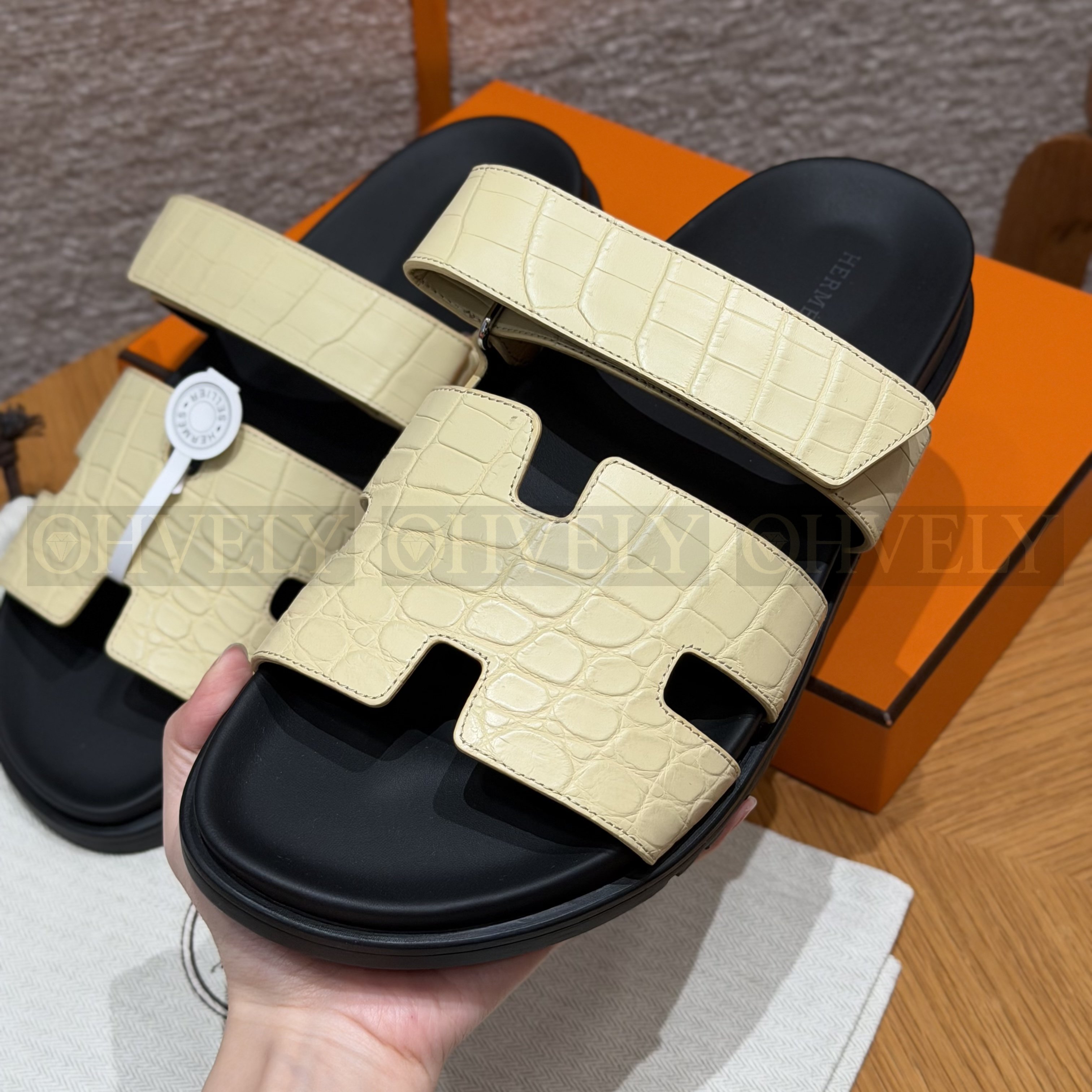 HERMÈS 에르메스 치프레 샌들 매트 엘리게이터 & 블랙 로버 솔 (Jaune de Naples) 상품 썸네일