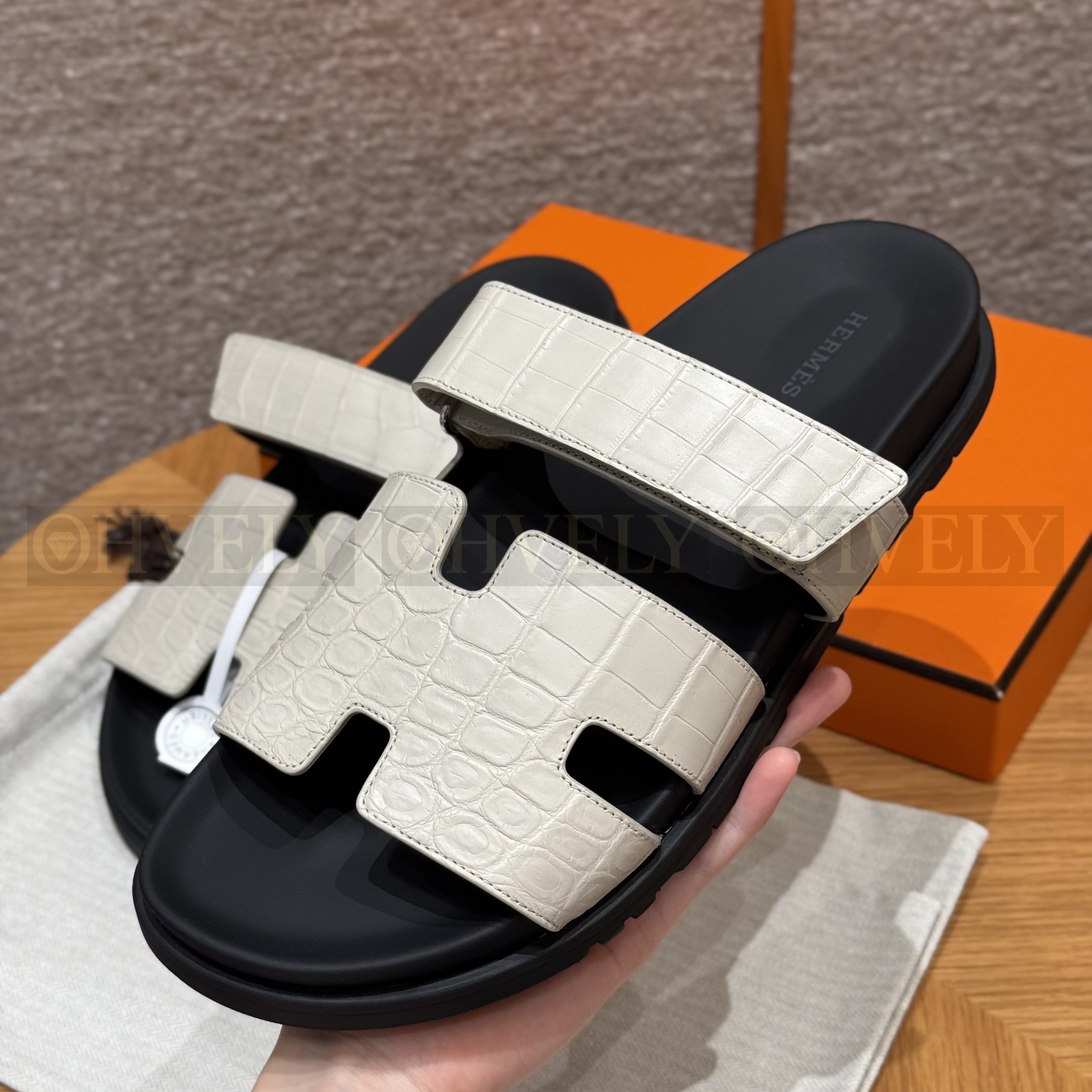 HERMÈS 에르메스 치프레 샌들 매트 엘리게이터 & 블랙 로버 솔 (Beton) 상품 썸네일