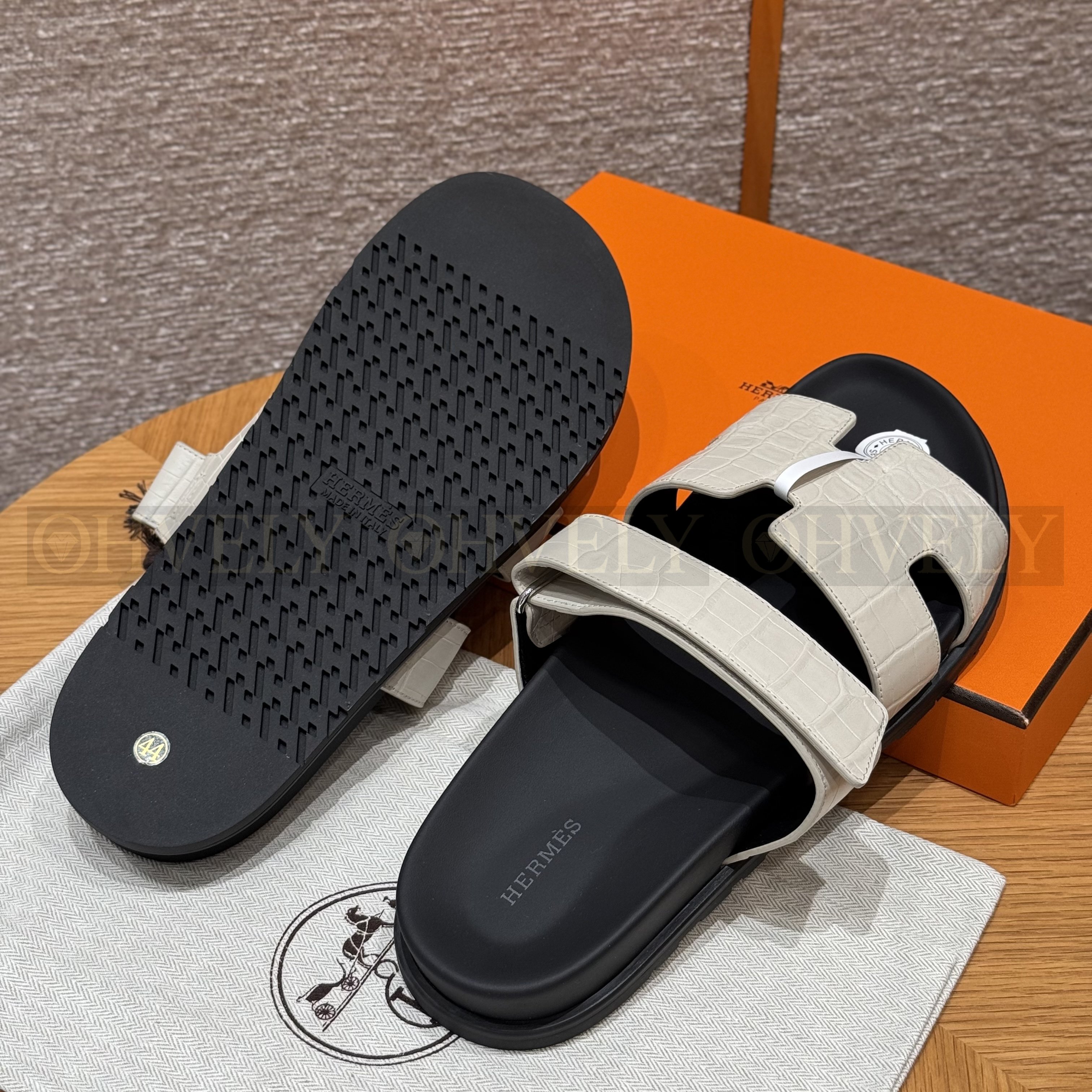 HERMÈS 에르메스 치프레 샌들 매트 엘리게이터 & 블랙 로버 솔 (Beton) 상품 썸네일