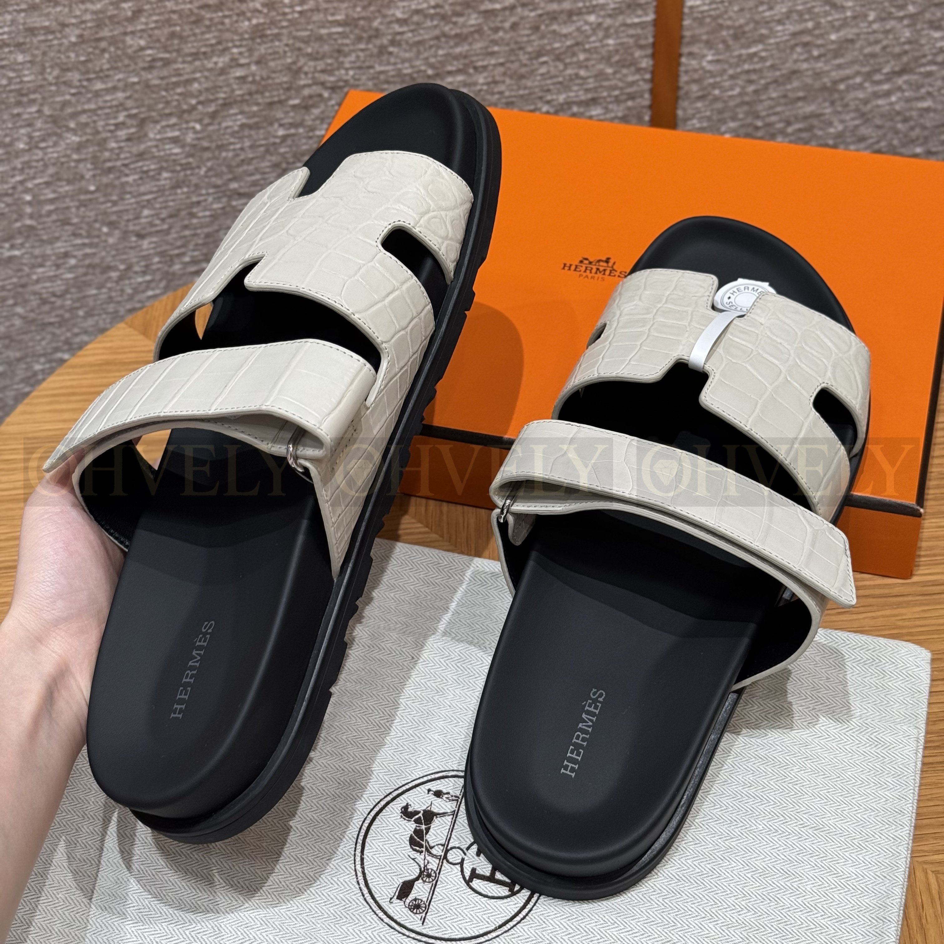HERMÈS 에르메스 치프레 샌들 매트 엘리게이터 & 블랙 로버 솔 (Beton) 상품 썸네일