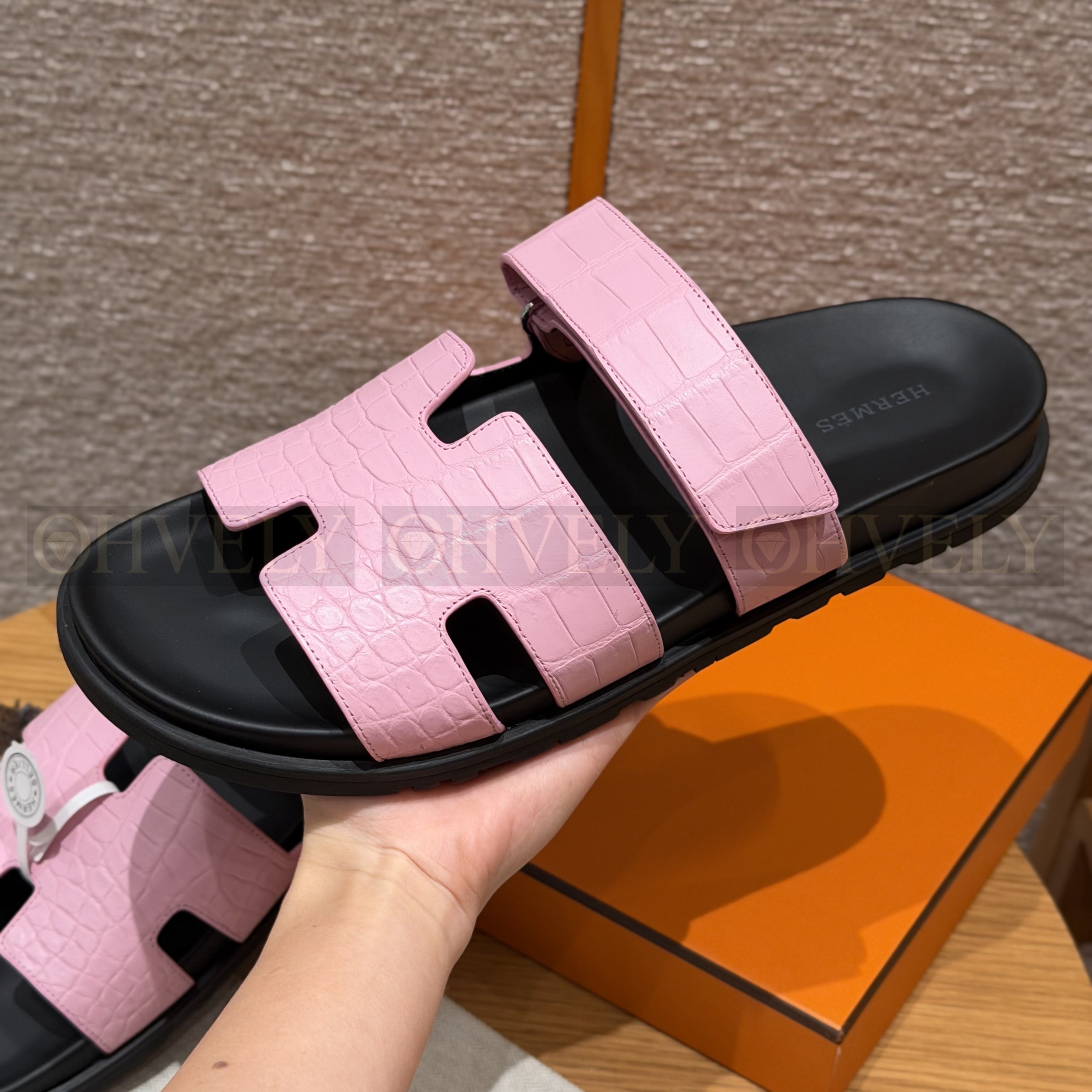 HERMÈS 에르메스 치프레 샌들 매트 엘리게이터 & 블랙 로버 솔 (pink) 상품 썸네일