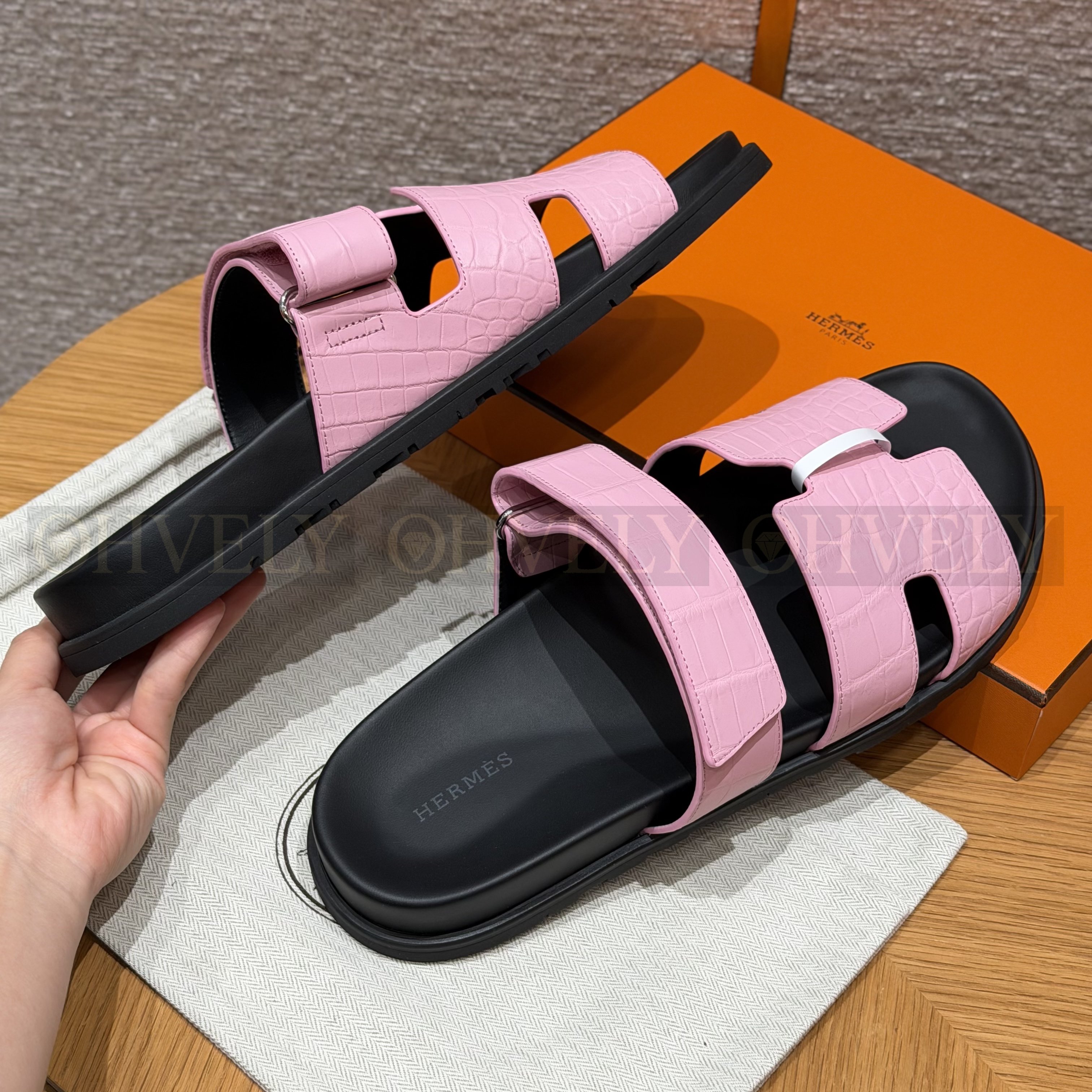 HERMÈS 에르메스 치프레 샌들 매트 엘리게이터 & 블랙 로버 솔 (pink) 상품 썸네일