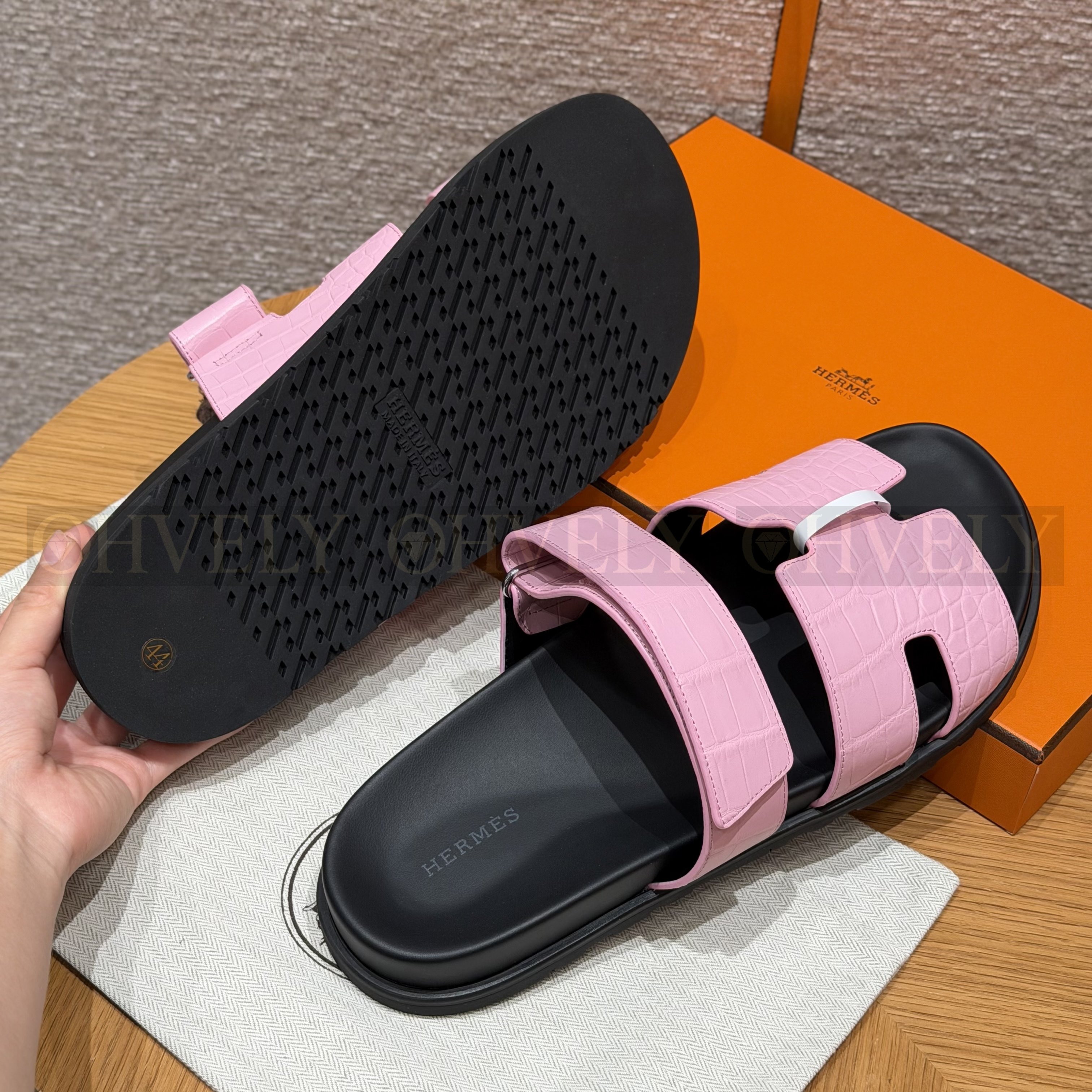 HERMÈS 에르메스 치프레 샌들 매트 엘리게이터 & 블랙 로버 솔 (pink) 상품 썸네일