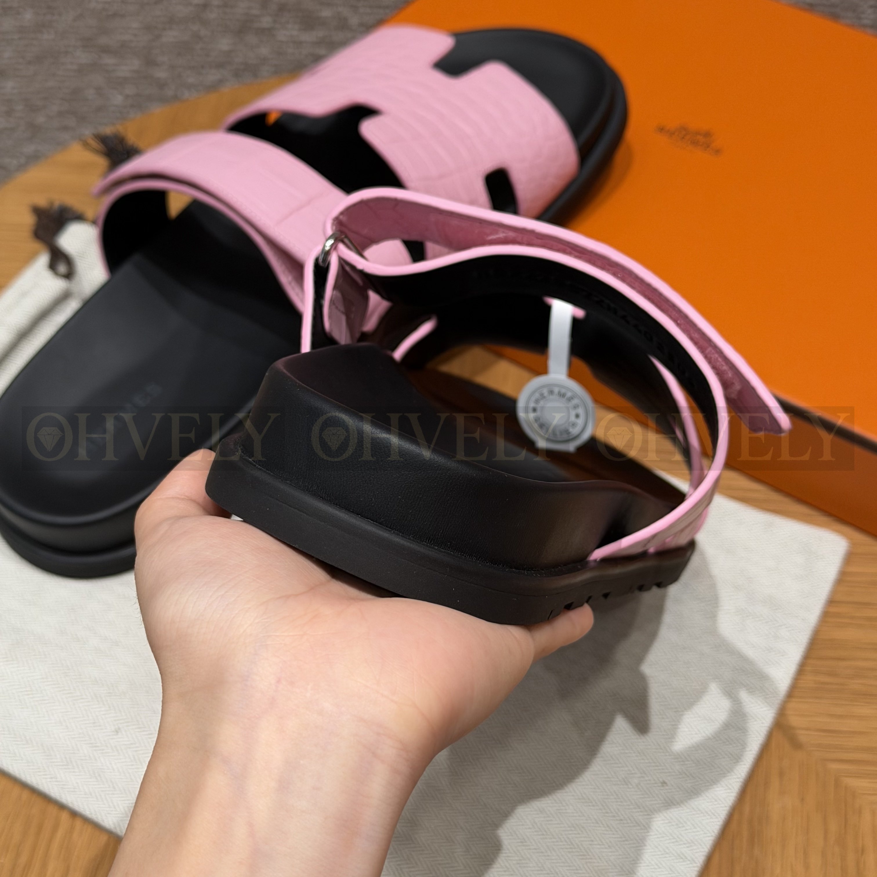 HERMÈS 에르메스 치프레 샌들 매트 엘리게이터 & 블랙 로버 솔 (pink) 상품 썸네일