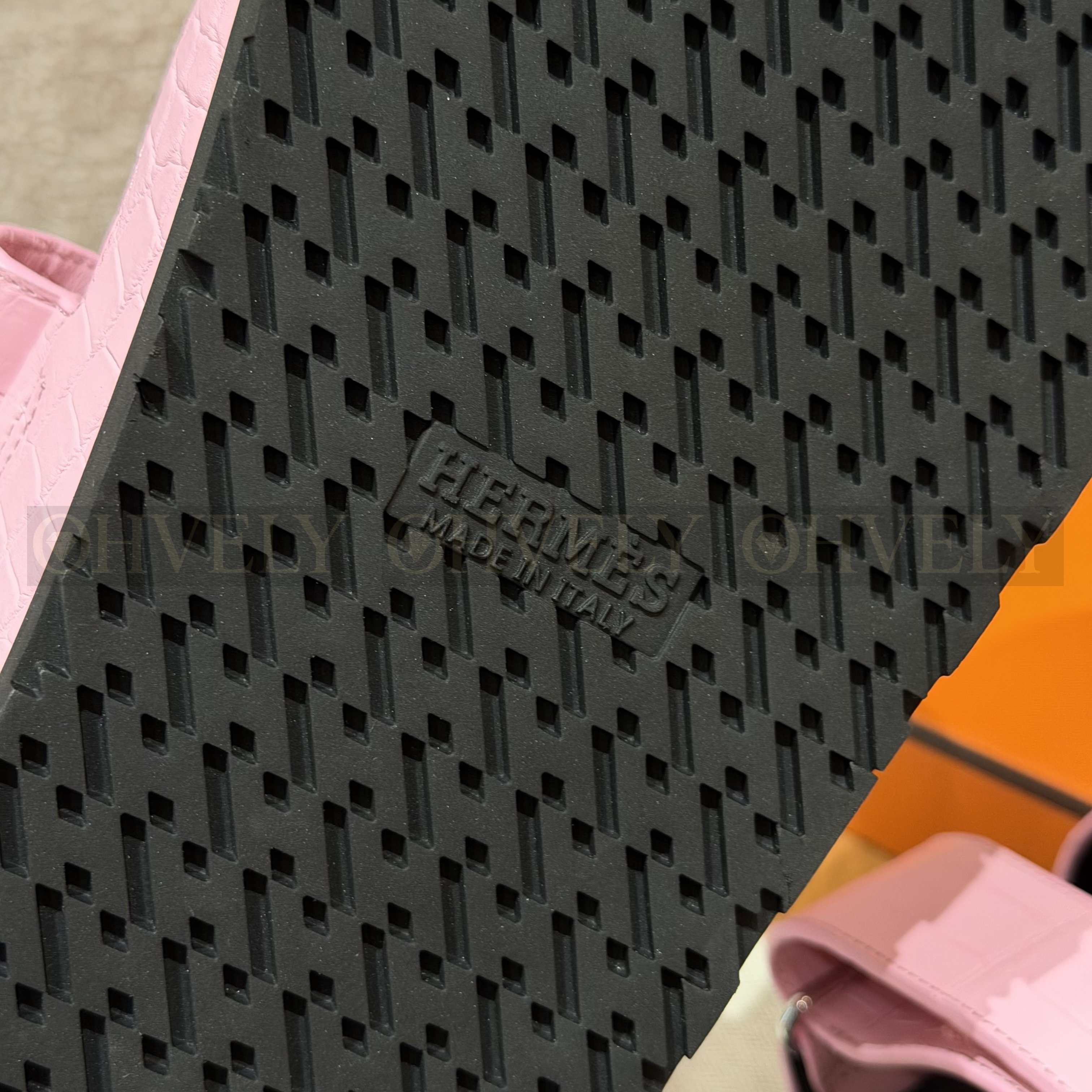 HERMÈS 에르메스 치프레 샌들 매트 엘리게이터 & 블랙 로버 솔 (pink) 상품 썸네일