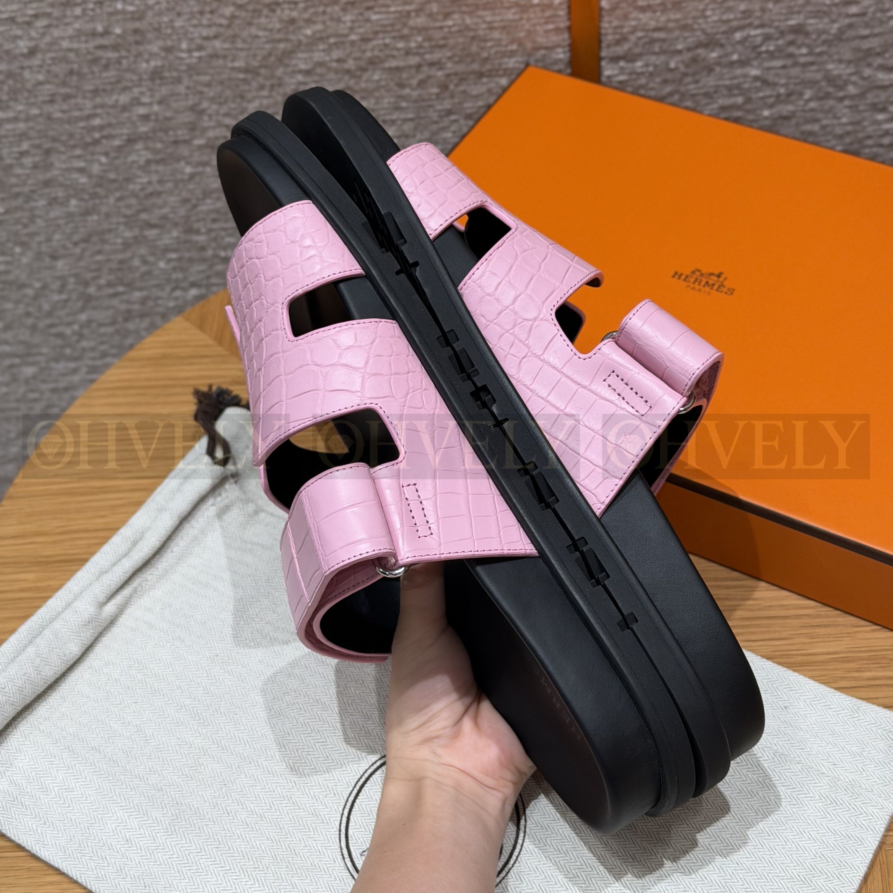 HERMÈS 에르메스 치프레 샌들 매트 엘리게이터 & 블랙 로버 솔 (pink) 상품 썸네일
