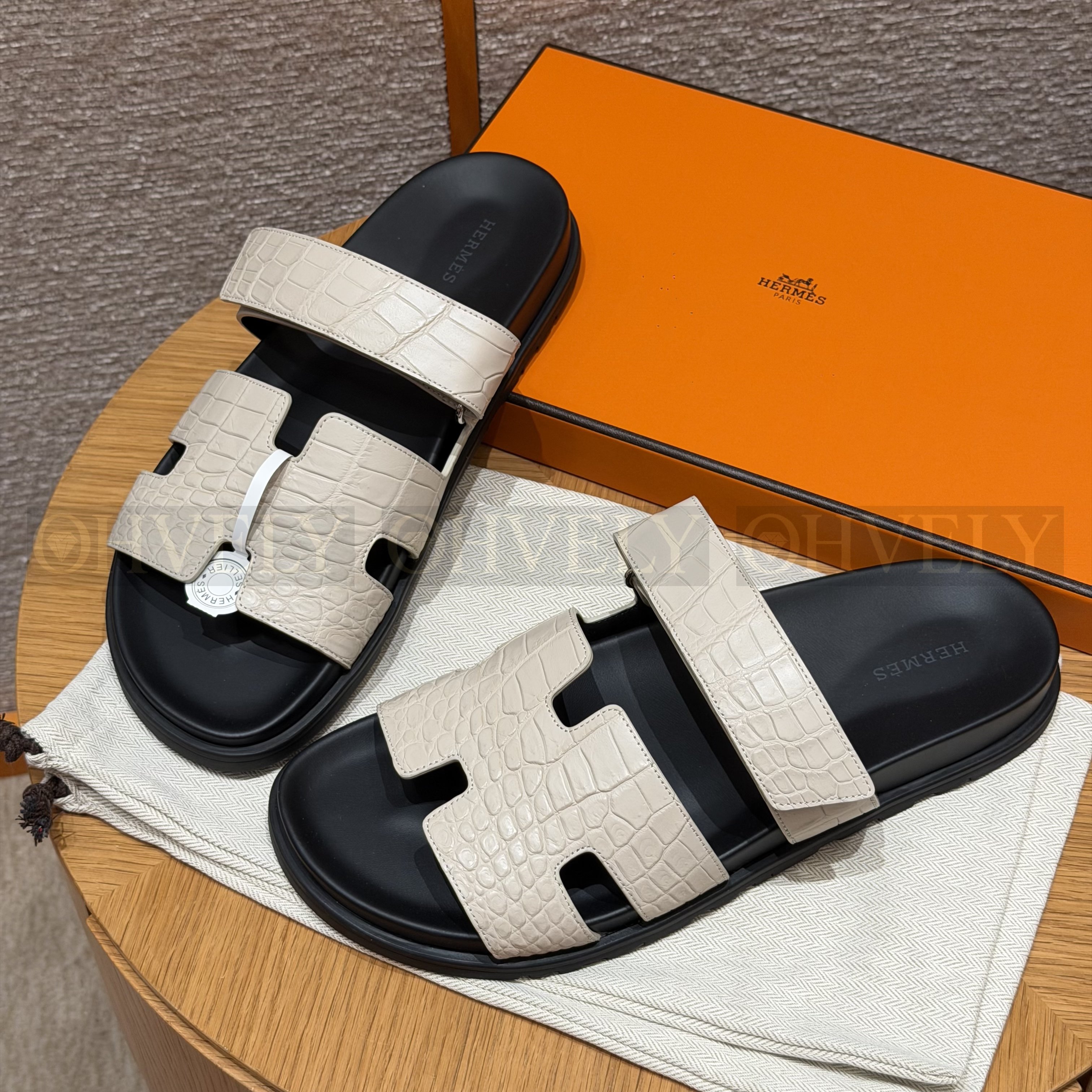 HERMÈS 에르메스 치프레 샌들 매트 엘리게이터 & 블랙 로버 솔 (Beton) 상품 썸네일