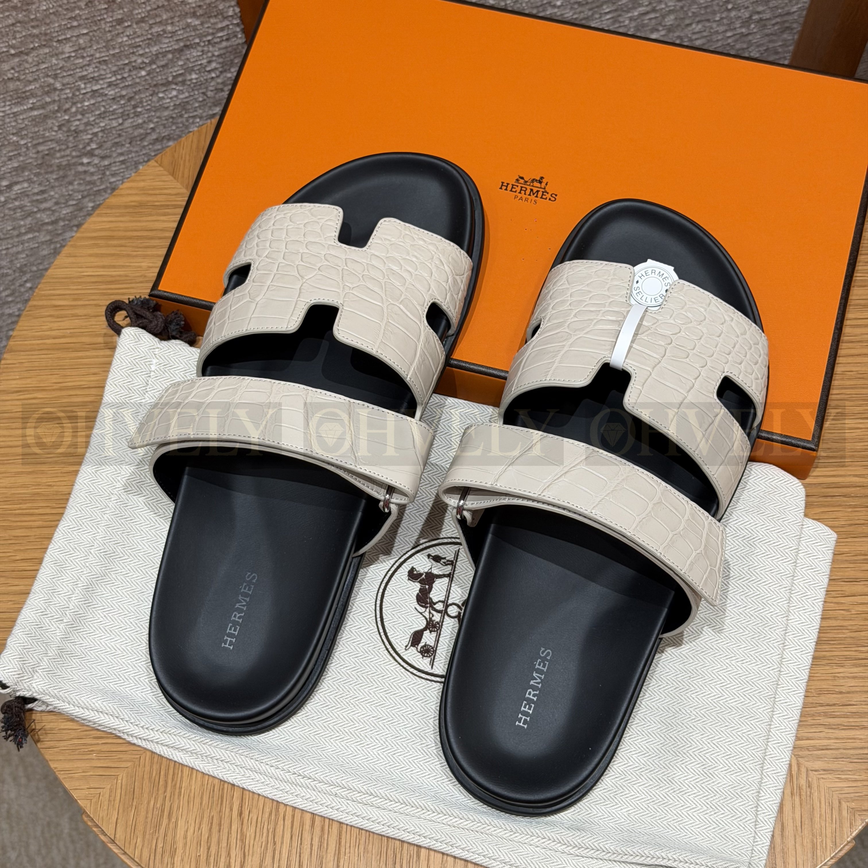 HERMÈS 에르메스 치프레 샌들 매트 엘리게이터 & 블랙 로버 솔 (Beton) 상품 썸네일