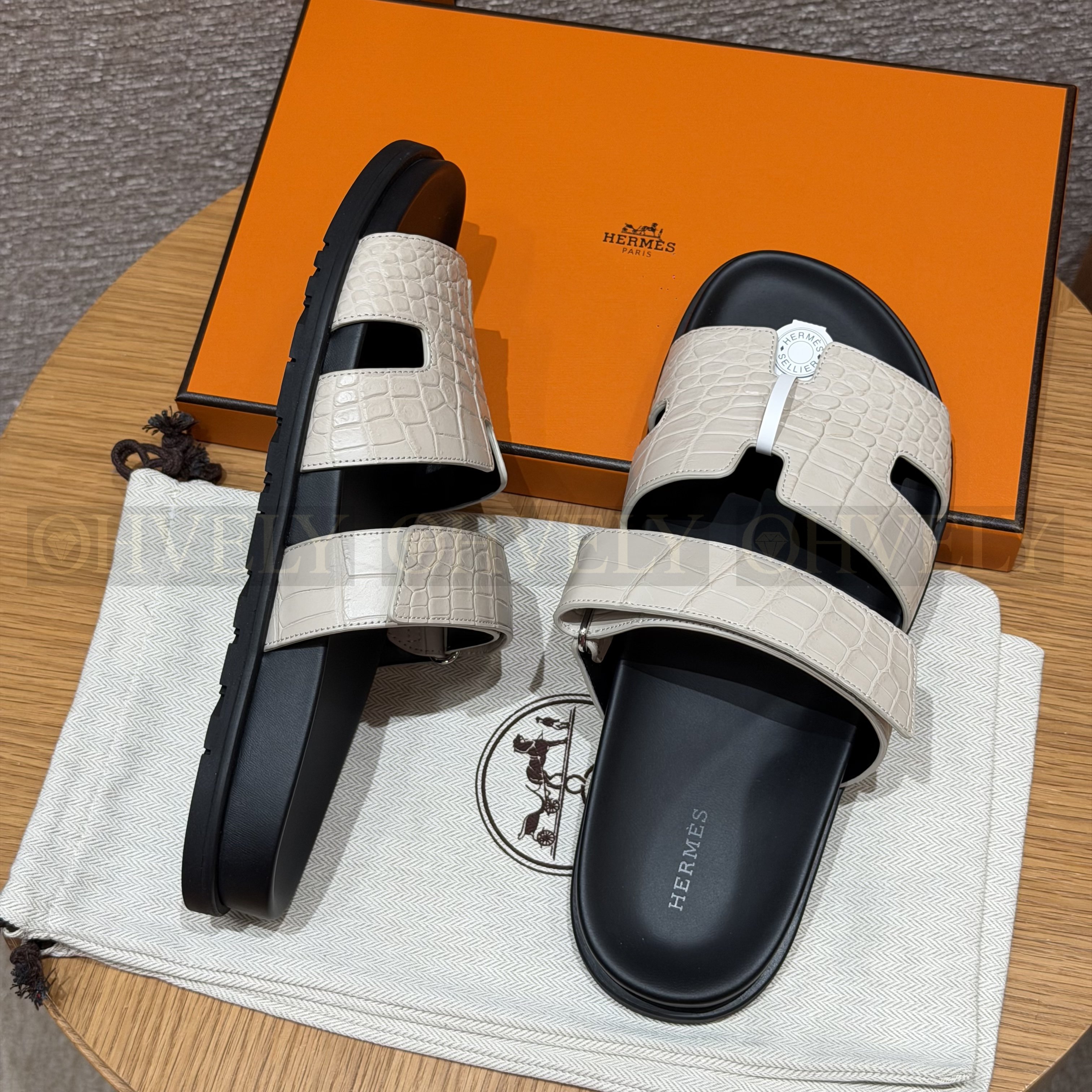 HERMÈS 에르메스 치프레 샌들 매트 엘리게이터 & 블랙 로버 솔 (Beton) 상품 썸네일