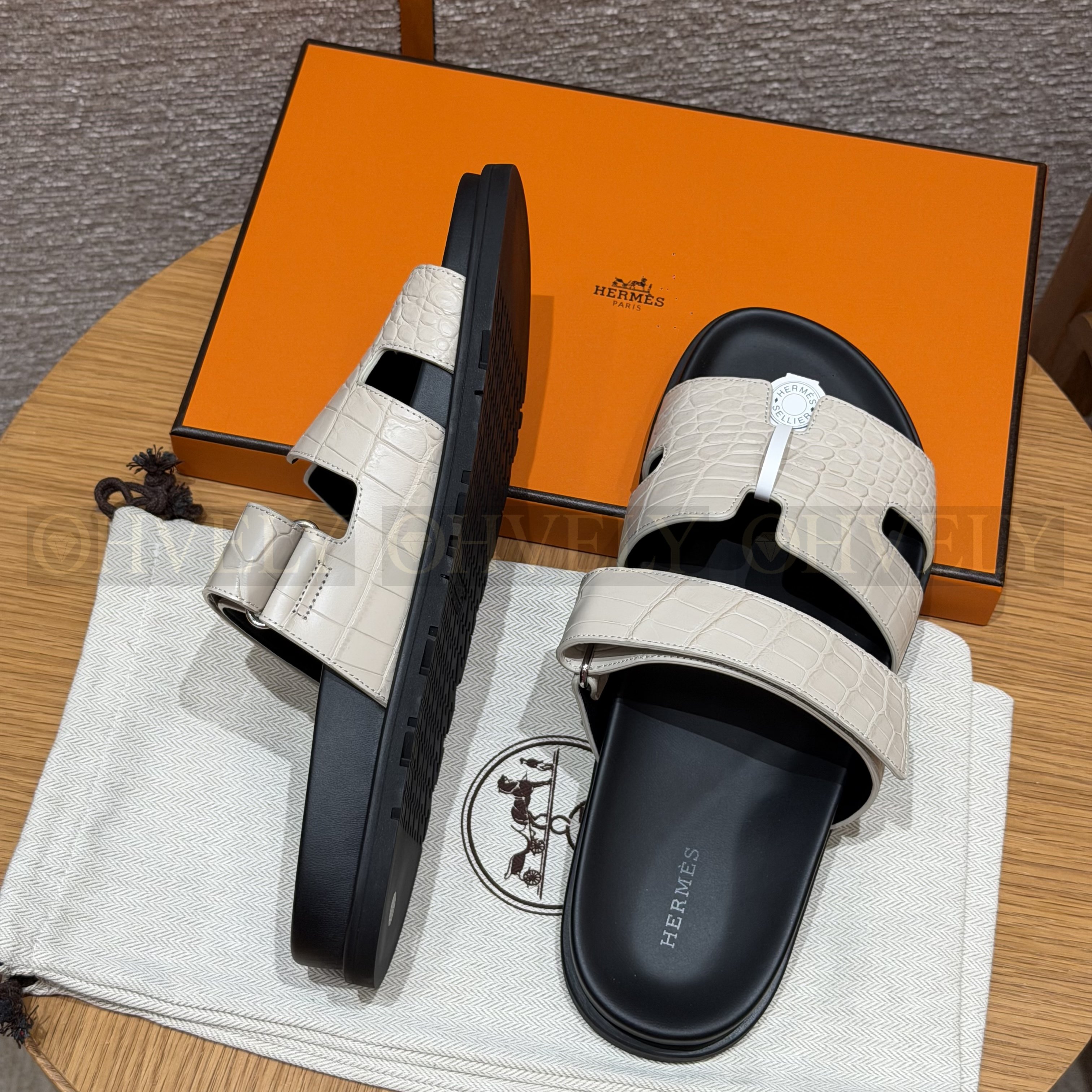 HERMÈS 에르메스 치프레 샌들 매트 엘리게이터 & 블랙 로버 솔 (Beton) 상품 썸네일