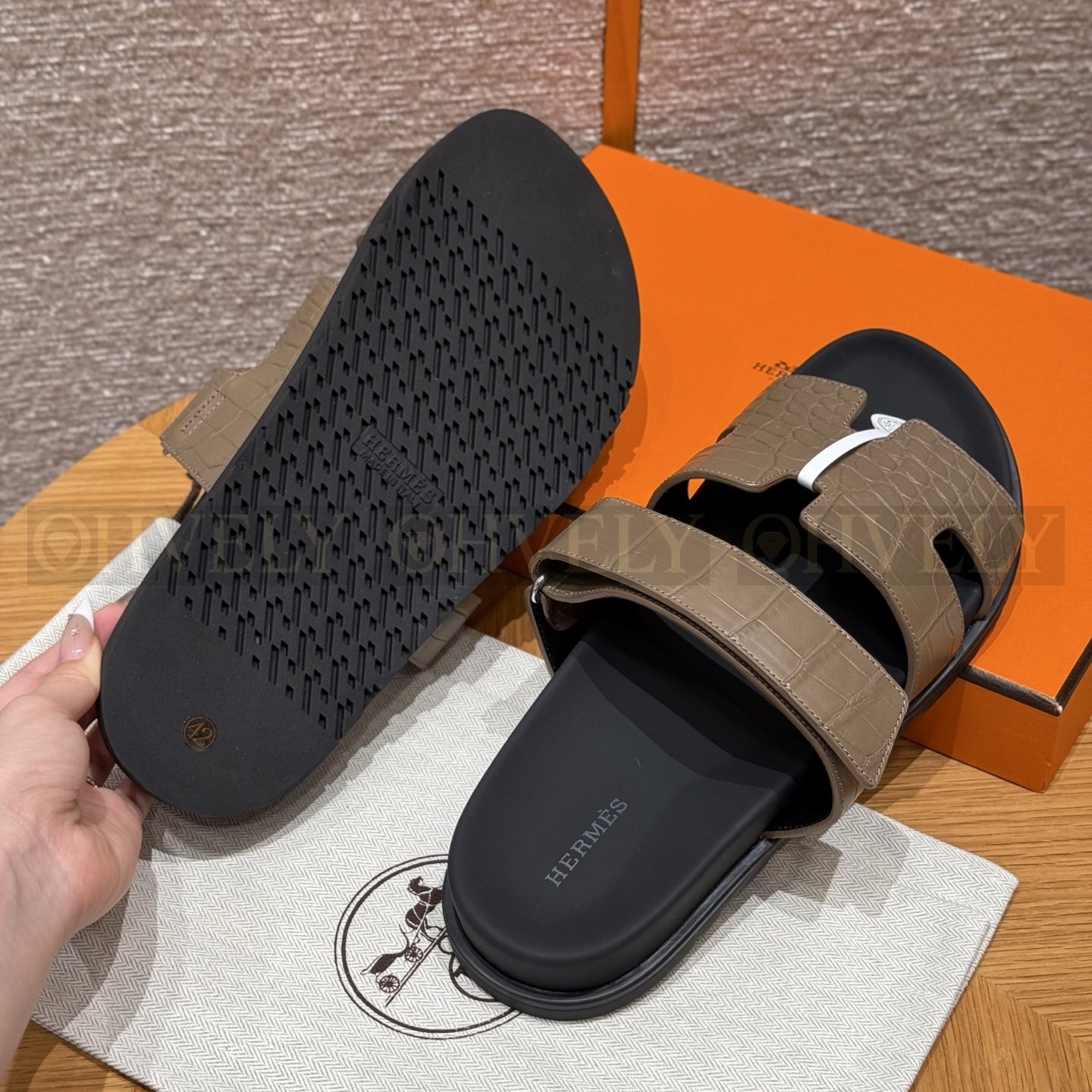 HERMÈS 에르메스 치프레 샌들 매트 엘리게이터 & 블랙 로버 솔 (Etoupe) 상품 썸네일