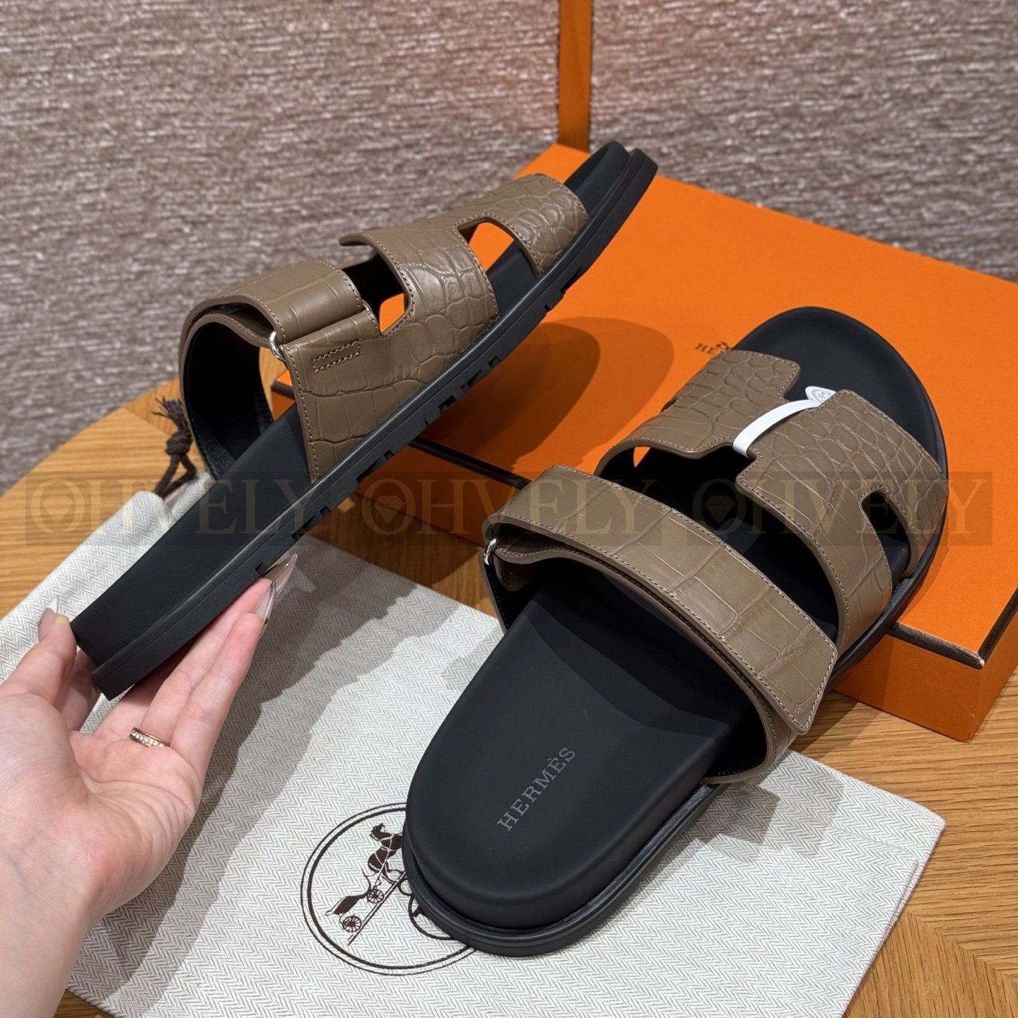 HERMÈS 에르메스 치프레 샌들 매트 엘리게이터 & 블랙 로버 솔 (Etoupe) 상품 썸네일