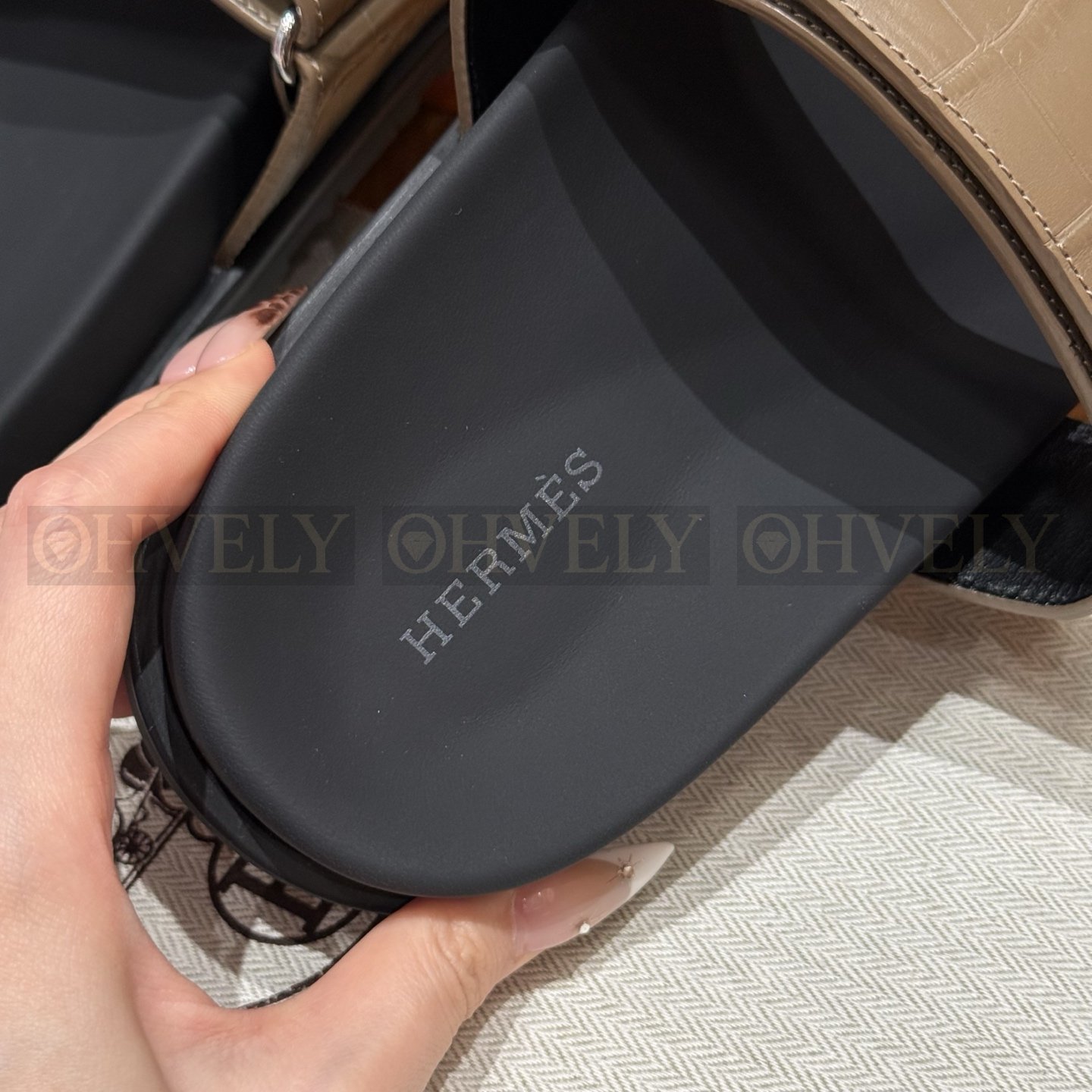 HERMÈS 에르메스 치프레 샌들 매트 엘리게이터 & 블랙 로버 솔 (Etoupe) 상품 썸네일
