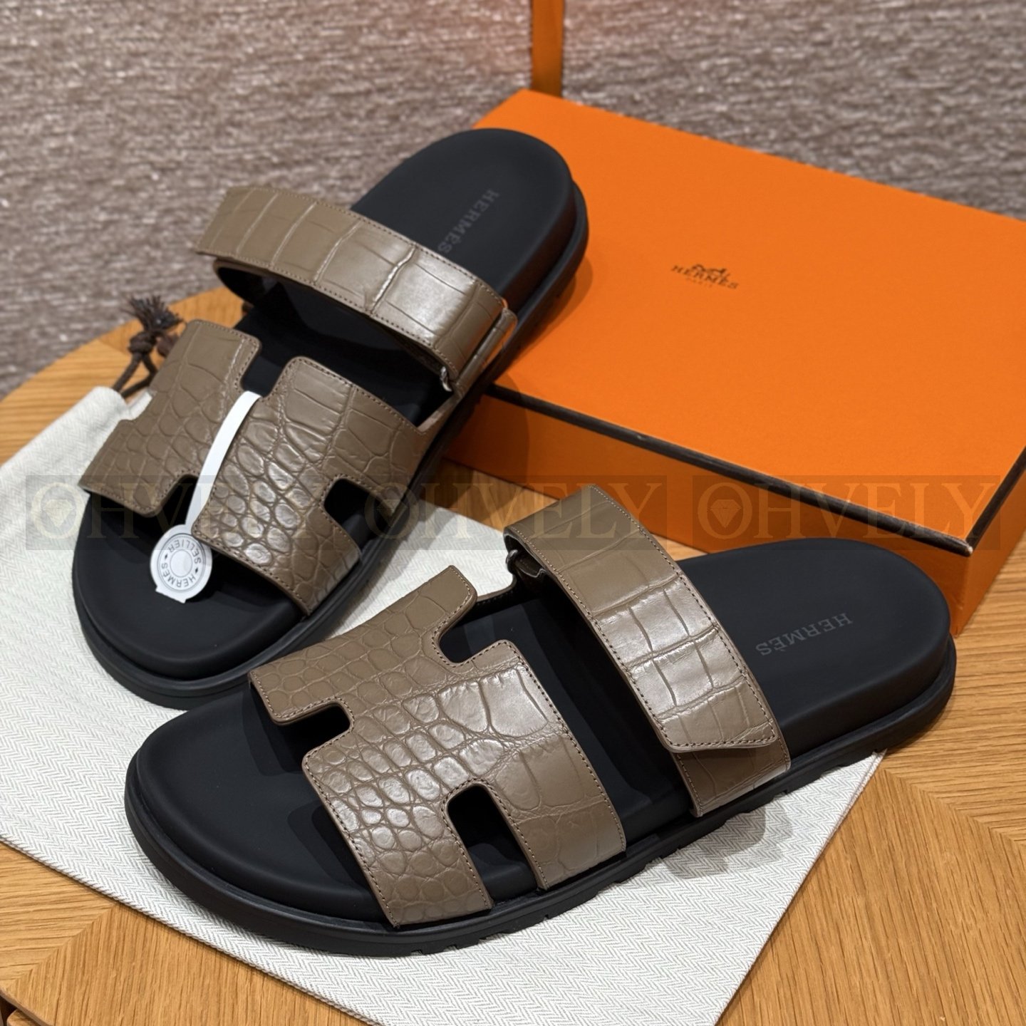 HERMÈS 에르메스 치프레 샌들 매트 엘리게이터 & 블랙 로버 솔 (Etoupe) 상품 썸네일