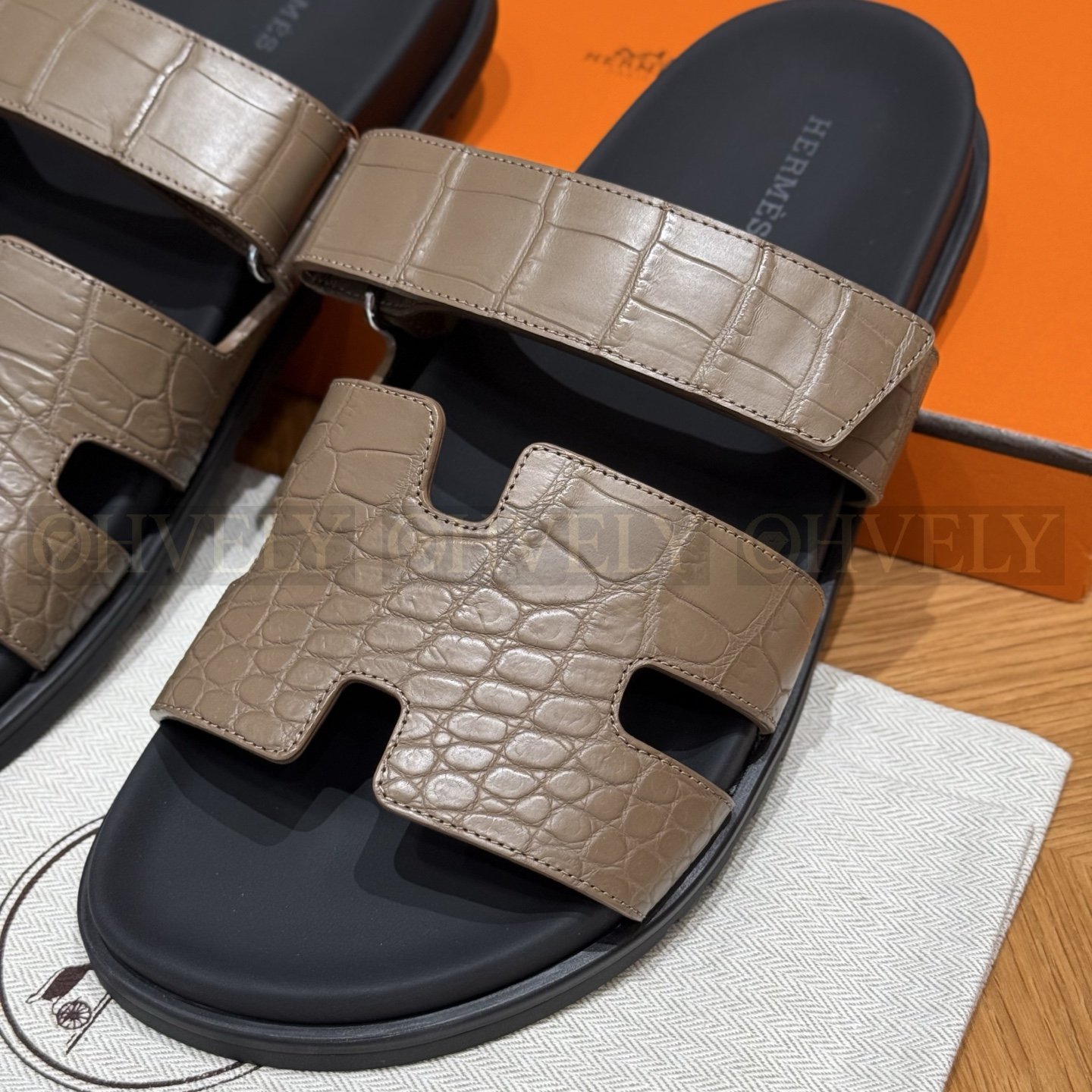 HERMÈS 에르메스 치프레 샌들 매트 엘리게이터 & 블랙 로버 솔 (Etoupe) 상품 썸네일