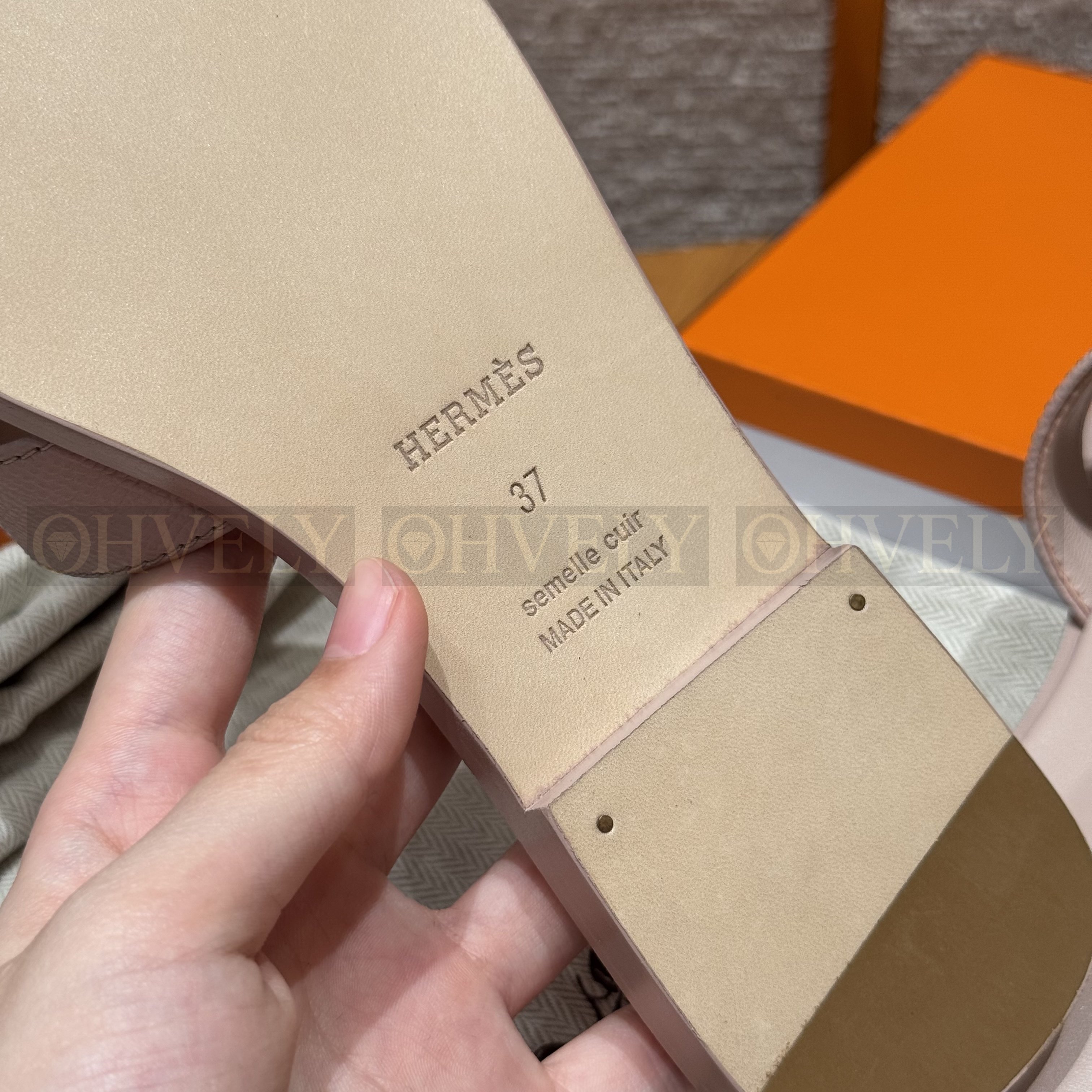 HERMÈS 에르메스 오란 샌들 엡송 카프스킨 (Rose Confetti) 상품 썸네일